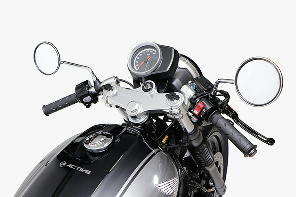 ◆適合車種 HONDA GB350 '2021 〜 '2024, HONDA GB350S '2021 〜 '2024▲写真はイメージです。トップブリッジ左側にACTIVEロゴが入ります ハンドルをトップブリッジの下に配置したり、質感を合わせたステムナット(純正はメッキ)を付属するなど、機能に加えてクラシックの雰囲気を追求した造形に仕上げています。 【キット内容】 ・トップブリッジ(ステムナット付) ・セパレートハンドル ブラック(バーエンド・ストッパー付) ・build a line ブレーキホース(ステンレスBLK) ・純正対応スロットル/クラッチワイヤー ・純正メーター用ステー ・ボルトオン設計 ・スイッチ穴加工済み 品番：13610021 価格：\70,000（税込 \77,000） JANコード：4538792966267 A:開き角：116°(純正145°) B:垂れ角：3°(純正-10°) C:幅(ハンドルエンド)：647mm(純正727mm) D:高さ(スペーサー有)：- E:高さ(スペーサー無)：純正-164.5mm 材質：アルミ ハンドル内径：φ16