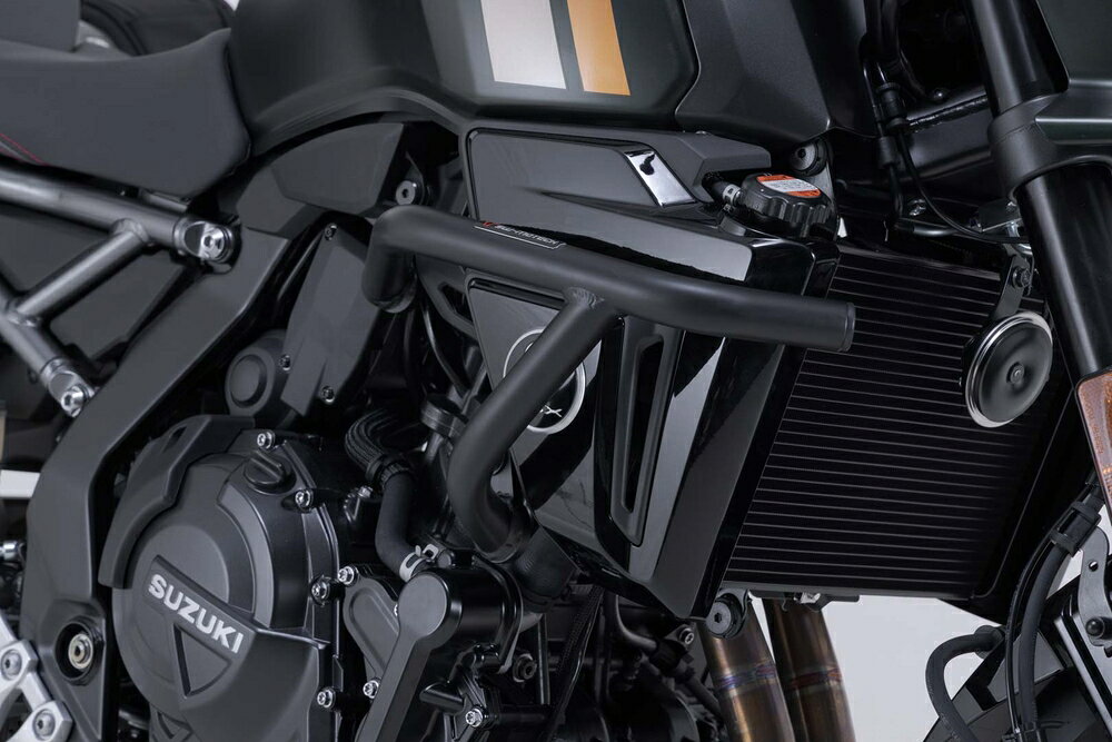 ◆適合車種 SUZUKI GSX-8T '2026 〜 '2026 SUZUKI GSX-8TT '2026 〜 '2026転倒時に最大限の安全を。 頑丈なパイプが燃料タンクやフェアリング、エンジン等を保護します。各車種に合わせて設計され、オートバイフレームの既存のアンカーポイントにボルトオンで取り付けることができます。 ■車両既存のアンカーポイントを利用した頑丈なフレームマウント ■加工や溶接なしの簡単な取り付け ■ステンレスやスチール(パウダーコート)など車両特性に合わせたチューブを採用。 品番：SBL0503110000/B 価格：\31,900（税込 \35,090） JANコード：4538792214467 総重量(約)：3.3kg 備考