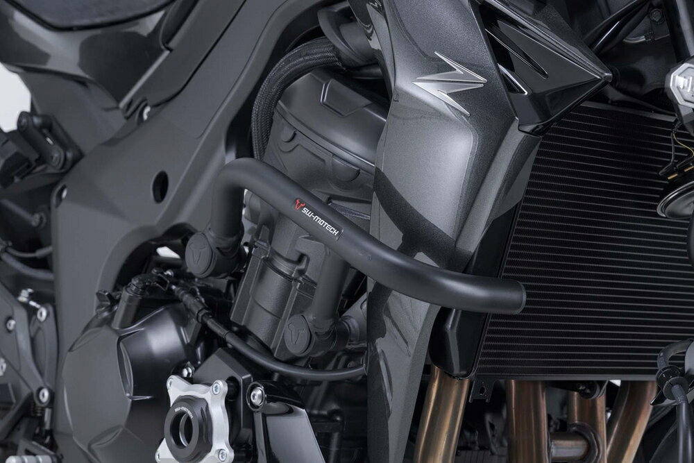 ◆適合車種 KAWASAKI Z1100 '2026 〜 '2026転倒時に最大限の安全を。 頑丈なパイプが燃料タンクやフェアリング、エンジン等を保護します。各車種に合わせて設計され、オートバイフレームの既存のアンカーポイントにボルトオンで取り付けることができます。 ■車両既存のアンカーポイントを利用した頑丈なフレームマウント ■加工や溶接なしの簡単な取り付け ■ステンレスやスチール(パウダーコート)など車両特性に合わせたチューブを採用。 品番：SBL0806510000/B 価格：\42,700（税込 \46,970） JANコード：4538792216300 総重量(約)：2.8kg 備考：スチール製(パウダーコート)