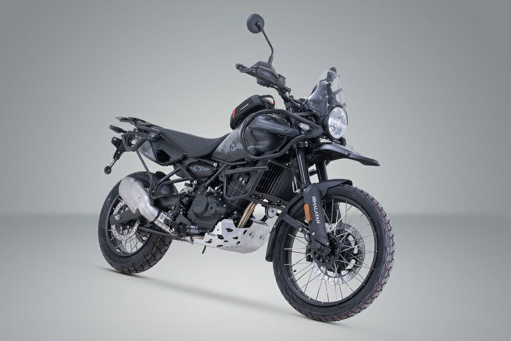◆適合車種 ROYAL ENFIELD HIMALAYAN450 '2025 〜 '2025 (RALLY)車種専用設計のV-LOCサイドキャリア。 車体へできる限り近づけて装着できる設計により、スマートなスタイリングを実現します。 V-LOCは、FIDLOCK?マグネットシステムを内蔵したV字形の樹脂製ホルダーと、高強度の鍛造スチール製ブラケットで構成されています。内蔵マグネットがサイドバッグを正しい位置へスムーズに誘導し、機械式ロック機構に「カチッ」と確実に固定されます。 V-LOCサイドキャリアは、 SIDE BAG WP および LEGEND GEARサイドバッグ に対応しています。 また、別売の SLC変換アダプター を使用することで、 SysBag WP （S/M）、 Legend Gear LCサイドバッグ 、 URBAN ABSサイドケース も装着可能です。 ・鍛造スチール製ブラケットとV字形ホルダーを採用した薄型設計 ・FIDLOCK?マグネットシステムを内蔵した樹脂製ホルダー ・車種専用設計で車体へ確実にフィット ・Legend GearサイドバッグおよびWPサイドバッグに対応 ・材質：スチール／ポリアミド 品番：VMC4162011100 価格：\24,300（税込 \26,730） JANコード：4538792216003
