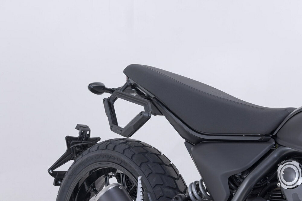 ◆適合車種 DUCATI SCRAMBLER Full-Throttle '2023 〜 '2025, DUCATI SCRAMBLER Icon '2023 〜 '2025 (DARK含む)車種専用設計のV-LOCサイドキャリア。 車体へできる限り近づけて装着できる設計により、スマートなスタイリングを実現します。 V-LOCは、FIDLOCK?マグネットシステムを内蔵したV字形の樹脂製ホルダーと、高強度の鍛造スチール製ブラケットで構成されています。内蔵マグネットがサイドバッグを正しい位置へスムーズに誘導し、機械式ロック機構に「カチッ」と確実に固定されます。 V-LOCサイドキャリアは、 SIDE BAG WP および LEGEND GEARサイドバッグ に対応しています。 また、別売の SLC変換アダプター を使用することで、 SysBag WP （S/M）、 Legend Gear LCサイドバッグ 、 URBAN ABSサイドケース も装着可能です。 ・鍛造スチール製ブラケットとV字形ホルダーを採用した薄型設計 ・FIDLOCK?マグネットシステムを内蔵した樹脂製ホルダー ・車種専用設計で車体へ確実にフィット ・Legend GearサイドバッグおよびWPサイドバッグに対応 ・材質：スチール／ポリアミド 品番：VMC2208811000 価格：\20,400（税込 \22,440） JANコード：4538792216133