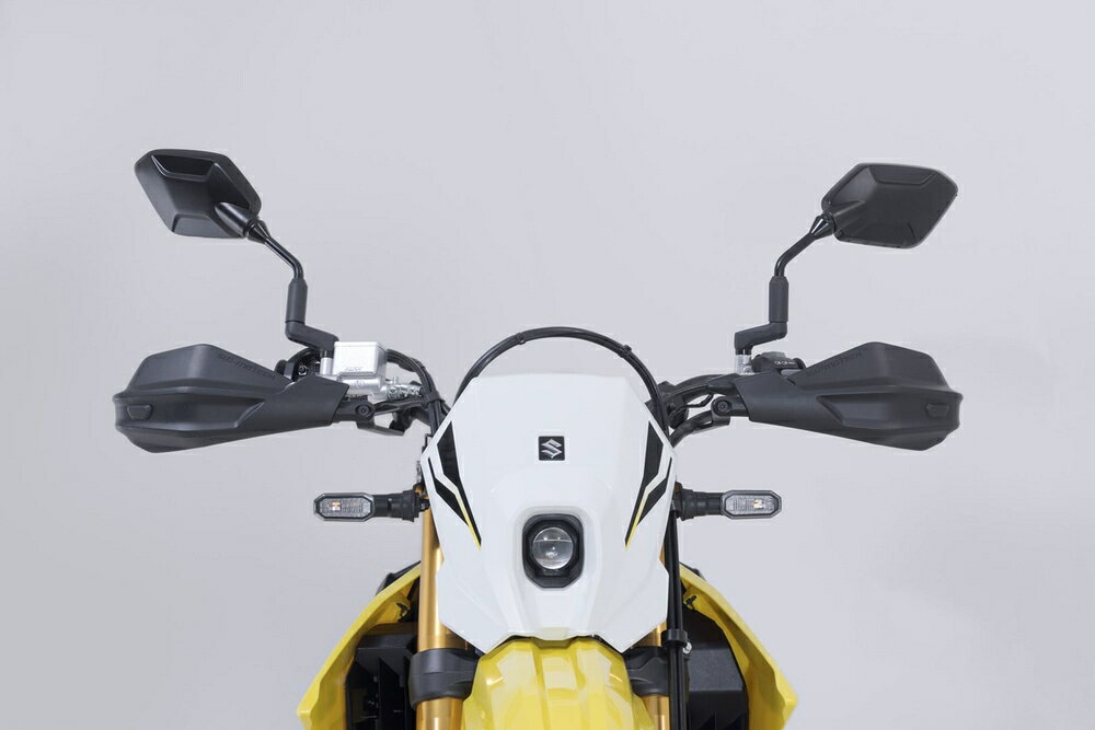 ◆適合車種 SUZUKI DR-Z4S '2025 〜 '2025, SUZUKI DR-Z4SM '2025 〜 '2025アドベンチャーハンドガードキットは、丈夫なアルミ製ブラケットと柔軟で耐衝撃性のある樹脂製シェルで 風雨や小石、茂みから手を守り、転倒時にはハンドルバーも保護します。 マットブラックのエレガントなシェルは、バイクの外観を崩しません。 手を包み込むクローズドシェイプで、側面までカバーします。 ・ブラケットは高品質パウダーコート仕上げ ・エレガントで空気力学的なデザイン、マットブラックのシェル ・オプション：保護性能を高めるクラッシュパッド、シェル面積を拡張するエクステンション ※アルミバーは、KOBRA または BBSTORMハンドガードシェルとは互換性がありません。 品番：HDG0022033100/B 価格：￥31,100（税込 ￥34,210） JANコード：4538792217055 総重量(約)：1.4kg 備考