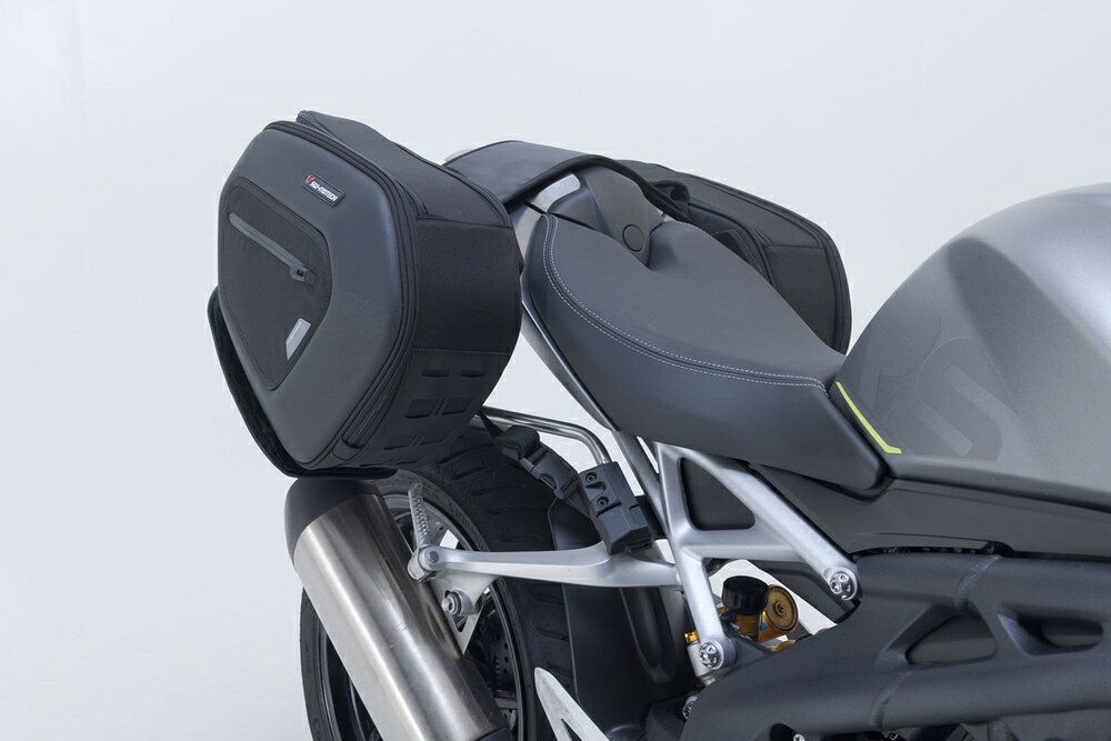 ◆適合車種 TRIUMPH SPEED TRIPLE 1200 RX '2021 〜 '2021, TRIUMPH SPEED TRIPLE 1200 RS '2021 〜 '2021, TRIUMPH SPEED TRIPLE 1200 RR '2021 〜 '2021革新的なツーリングソフトバッグのBLAZEが、「PRO BLAZEサドルバッグ」としてグレードアップ！ サポートアームにバッグを差し込むだけで素早く装着できます。アームは、横方向の動きを防いでバッグを安定させます。バッグを外すときにはサポートアームから簡単に引き抜くことができ、オートバイの外観を崩すことがありません。 また、幅の広いVelcroバックアップストラップが左右のバッグをリアシートの上でつなぎ、安定性を増します。 ■BLAZEからの進化ポイント ・EVA樹脂コートで防水性を高めたバッグ ・ラッションフックを用いた固定ベルト ■特長 ・サイズ：14x30x44cm(容量可変：片側15-20L) ・軽量で効率的な空力設計(1500g/片側) ・素材：耐久性のある1680Dバリスティックナイロン ・外側のジップポケット ・リフレクター ・ソリッドキャリングハンドル ・防水インナーバッグ 品番：BCHTA1174036201 価格：￥77,600（税込 ￥85,360） JANコード：4538792217178 容量：1.2kg 総重量(約)：15-20L(片側) 備考：別途サイドリフレクターが必要