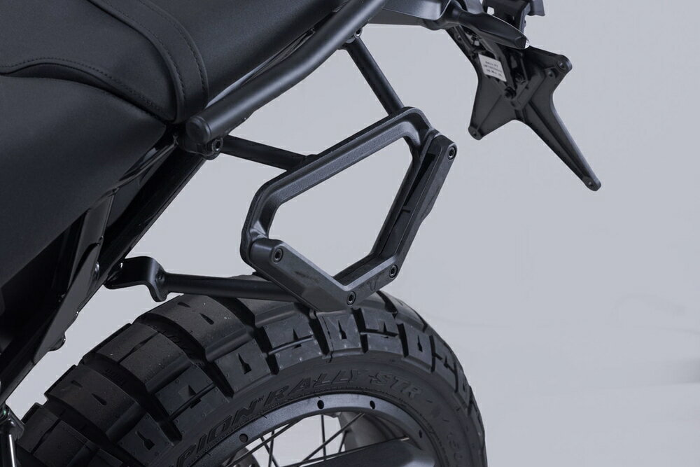 ◆適合車種 DUCATI DesertX '2026 〜 '2026車種専用設計のV-LOCサイドキャリア。 車体へできる限り近づけて装着できる設計により、スマートなスタイリングを実現します。 V-LOCは、FIDLOCK(R)マグネットシステムを内蔵したV字形の樹脂製ホルダーと、高強度の鍛造スチール製ブラケットで構成されています。内蔵マグネットがサイドバッグを正しい位置へスムーズに誘導し、機械式ロック機構に「カチッ」と確実に固定されます。 V-LOCサイドキャリアは、SIDE BAG WPおよびLEGEND GEARサイドバッグに対応しています。 また、別売のSLC変換アダプターを使用することで、SysBag WP（S/M）、Legend Gear LCサイドバッグ、URBAN ABSサイドケースも装着可能です。 ・鍛造スチール製ブラケットとV字形ホルダーを採用した薄型設計 ・FIDLOCK(R)マグネットシステムを内蔵した樹脂製ホルダー ・車種専用設計で車体へ確実にフィット ・Legend GearサイドバッグおよびWPサイドバッグに対応 ・材質：スチール／ポリアミド 品番：VMC2211310000 価格：￥22,400（税込 ￥24,640） JANコード：4538792217499 総重量(約)：1.4kg