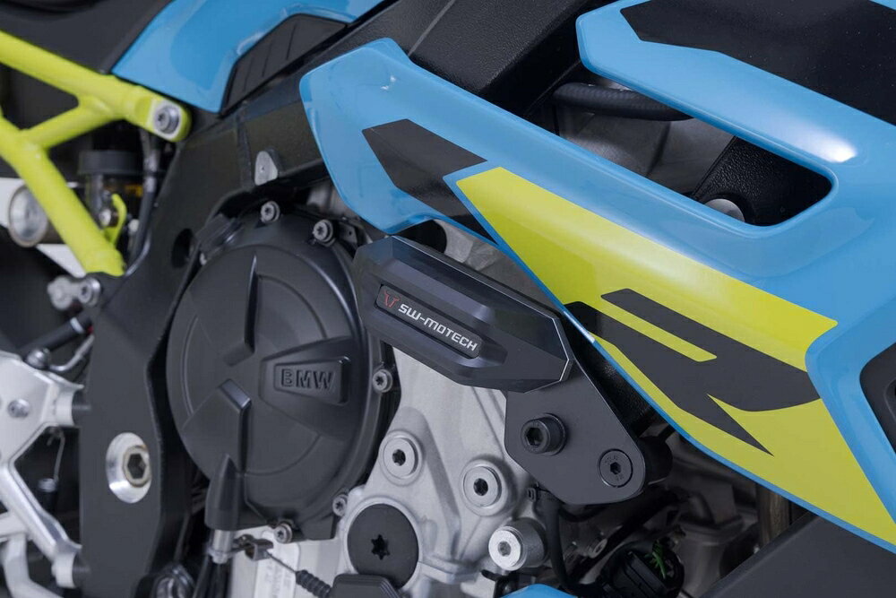 ◆適合車種 BMW M1000R '2025 〜 '2025, BMW S1000R '2025 〜 '2025フレームスライダーパッドは、転倒時のダメージを軽減するための追加保護パーツです。パッドの形状、表面処理、素材により優れた滑走性を確保し、車両へのダメージを軽減します。頑丈なアルミニウム製マウントブラケットは簡単に取り付けられ、耐摩耗性に優れたCNC加工のスライダーパッドは交換可能です。 ・フレーム、エンジン、カウルを保護 ・耐摩耗性に優れたポリアミド製スライダーパッドを採用。必要に応じて交換可能 ・接触面積を広く確保し、衝撃を効果的に分散 ・優れた滑走性を発揮する最適化された表面仕上げ ・アルミニウム合金から削り出した非常に頑丈なベース構造 ・車種専用の取付パーツにより、簡単かつ確実にフレームへ取り付け可能 詳細 ・素材：PA6 Ertalon／アルミニウム ・表面処理：アルマイト処理 ・カラー：ブラック／シルバー ・総重量：約2.3 kg 品番：STP0759011100/B 価格：￥32,100（税込 ￥35,310） JANコード：4538792217659