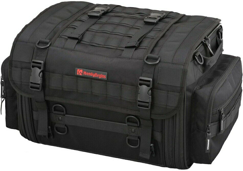 ホテル泊〜キャンプまで幅広く対応。 ・スーパースポーツでも前にズレない：底面の赤いテープにシート後端を差し込めばコンパクトなシートでも固定可能。※車体固定ベルトとの併用が必要です。 ・前後左右のズレに強いノンスリップシート：中央の特殊ノンスリップシートは幅広い車種でズレ防止が可能。 ・連結ベルトで常に美しい形をキープ：連結ベルトを使えば負荷の掛かった状態でも型崩れしない。 ・機能と拡張性が詰まったメインフラップ：隠しポケットもPALSテープも工夫次第で自分仕様のバッグに変化。 ・操縦性・跨りやすさ・車体とのバランスを考慮し、シリーズを通して高さ30cm以下、奥行32cm以下に設定。 ・ファスナーを開ければ容量アップ急に荷物が増えても安心。 ・開口部が広いので長い荷物の出し入れにストレスを感じない。 ・サイドポケットはすぐに使いたい小物入れに便利。 ・金属ワイヤーと補強パネルが収納しやすいスクエア形状を維持。 ・荷物満載でも両サイドが開くので下に入れた荷物にアクセス可能。・サイドを折り畳めば大きなバッグを小さく保管できる。 ・防犯ロック対応：防犯に役立つ、別売ダイヤロックまたは市販のロックが使用可能。 ・リフレクター：夜間後続車からの視認性を高めるリフレクターを装備。 ・容量可変＜42〜56L＞：旅先での荷物の増減に対応できる、容量の拡張機能を装備。 ・ショルダーベルト：持ち歩きに便利なショルダーベルトを標準で付属。 ・ドリンクホルダー：ペットボトルや水筒が収納可能。 ・グリップ：持ち歩きに便利なハンドルを装備。 ◆付属品 ：固定ベルト、長物固定ベルト、ショルダーベルト、レインカバー ◆サイズ：（ 本体）H280×W430〜590×D320（mm） ※サイドポケット部除く。