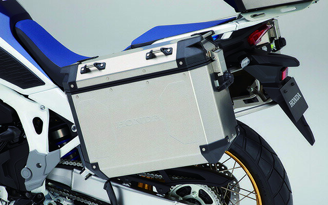 Honda×GIVI共同開発。 強固かつ軽量なアルミ材で成型されたパニアケース。 専用設計により、装着幅を1m以下に抑えながら、右側約33L / 左側約37Lの容量を確保。 車体と同じ鍵で施錠・着脱が可能なワン・キー・システムを採用。 ワンキーシリンダー付属。 パニアケースステイは腐食に強く、汚れが拭き取り易い電解研磨仕上げのステンレスパイプを採用。 ※必ず左右のパニアケースを取り付けて使用してください。 ※荷物は左右均等に積載してください。 ◆容量 右側：約33L / 左側：約37L 許容積載量：10.0kg(右/左共) ◆サイズ 右側：（長さ）約555mm×（幅）約265mm×（高さ）390mm 左側：（長さ）約555mm×（幅）約265mm×（高さ）390mm 別途必要取付パーツ：アルミパニアケースステー（08L77-MKS-E00） ◆適合車種 CRF1100 Africa Twin CRF1100 Africa Twin Adventure Sports CRF1100 Africa Twin Adventure Sports ES (SD10-1100001〜)