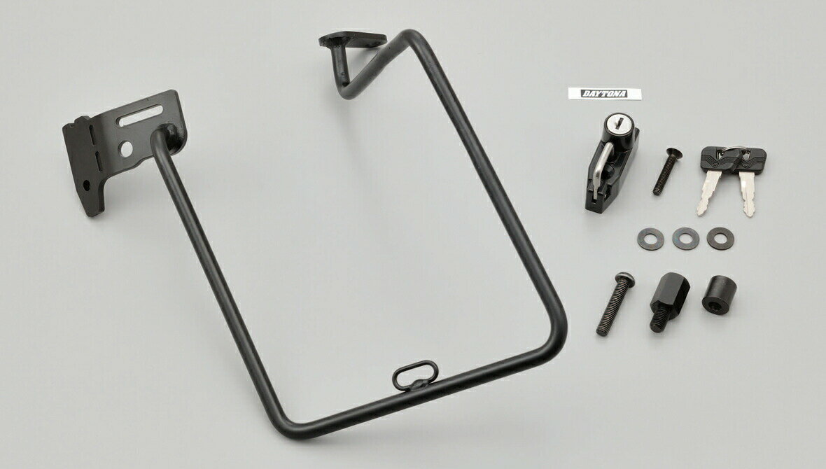 サドルバッグの安定性を高め巻き込みを防ぐサポートバー。 専用設計で純正リアキャリア、当社クラシックキャリア（27523）との相性も抜群。 ヘルメットホルダー付きなので、サドルバッグを装着してもヘルメットロックが可能です。 スッキリしたデザインなのでバッグ非装着時でも、目立ちません。 固定用ボルトがオフセットしているので社外リアショックとの併用も可能です。●左側専用。 ●ヘルメットホルダー付属。（カギ2本付属） ●純正アクセサリーのリアキャリア同時装着可能。 ●当社クラシックキャリア（27523）との同時装着が可能。 ●スチール製マットブラック塗装仕上げ ●推奨バッグ：容量6L ●利用可能バッグ：容量6〜12L前後 ●最大積載重量：5kg ※当社ヘルメットホルダー（92651）同時装着不可。 ※本製品は、アシストグリップとして使用はできません。破損する恐れがあります。