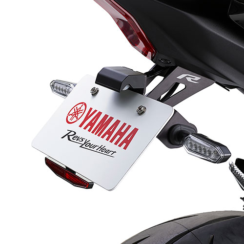 レーシーなリアデザインをより強調するスタイリッシュなフェンダーレスキット。テール周りの軽快感をより高めるためにステー部分を短くし、スタイリッシュなデザインを実現。さらに高級感のあるブラックアルマイト仕上げ。 ◆適合車種：YAMAHA YZF-R7/70th Anniversary Edition ('26-) ◆適合車両機種コード：D428/D42N ◆ステー部にRのレーザー刻印入り ◆LEDナンバー灯、スリムリフレクター付属 ※ソフトサイドバッグステーとの同時装着はできません。