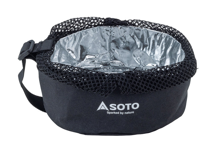 チタンポット（SOD-531）、ナビゲータークックシステム（SOD-501）のクッカー小にご使用していただけるコジーです。 アルミ蒸着シートによる遮熱・保温効果で、加熱したクッカーを温かいまま手に持って食事をすることができます。 製品サイズ(WxDxH)：幅160×奥行160×高さ60mm 重量：46g 材質：ポリエステル、アルミ蒸着シート 原産国：中国 JANコード：4953571002279