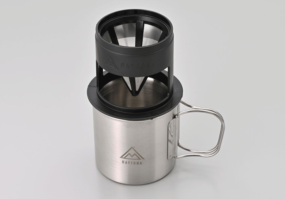 キャンプ場でも本格的なコーヒーを コーヒードリッパーとステンレスカップのセット。 カップ中に収納できるコンパクトなドリッパーは、ペーパーフィルターの要らないステンレスフィルターを採用することで、ペーパーフィルターよりもコーヒー豆の油分を通しやすく、香り豊かな味わいを楽しめます。 中空構造のカップは保温効果が高く、ステンレス製なのでお手入れも簡単です。 ●材質：カップ…ステンレス/ドリッパー＆受け皿…ポリプロピレン（フィルター部…ステンレス） ●カップ容量：約220m? ●重量：カップ…約180g/ドリッパー＆受け皿…約50g ●樹脂部耐熱温度：120℃ ※食器用洗剤で良く洗ってからご使用ください。 ※火のそばでは使用しないでください。 ※電子レンジでは使用しないでください。 ※カップは中空構造のため、火や電熱調理器具等で加熱しないでください。