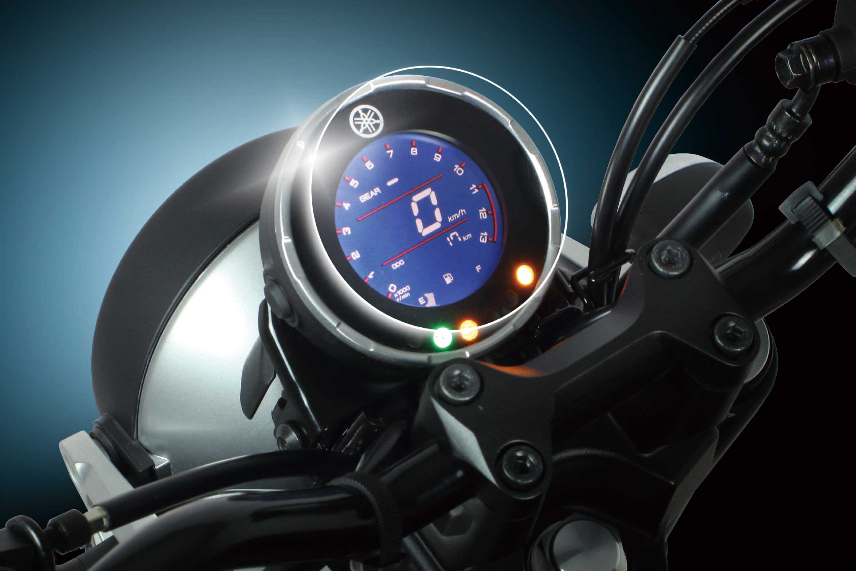 キズ・紫外線・汚れからメーターを保護するプロテクティブフィルムになります。本製品を貼り付ける事で、泥汚れやホコリが付着しても、メーターパネル本体を傷付けることなく、清掃できます。 フィルムはクリア光沢タイプを採用。透明感を損なわず視認性を考慮しております。又曲面のメーターパネルに対応する為、専用のフィルムを採用しメーターパネルと保護フィルムの段差を少なくする事で、取り付け後もナチュラルな状態を保ちます。　 ◆適合車種：YAMAHA XSR125 ◆1枚入り ※本製品は水貼りで取り付けを行って下さい。 ※本製品は記載の“対象車両専用”の保護フィルムになります。対象車両以外には使用しないで下さい。