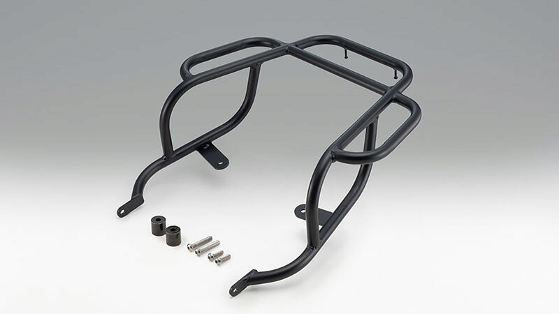 【適合】KAWASAKI Z650RS 22Y- 【材質】スチール 【色】マットブラック 【最大積載量】5kg 【荷台範囲寸法】幅：465mm 縦：295mm 実用的な積載スペースを確保するためのアシストキャリアが登場！ タンデムシートを積載面の中心に考え、積載範囲を広げる形状を採用いたしました。 これにより、安定した荷物の積載が容易に行なえるようになります。 ※バッグサポート「210-4983」との併用は可能です。