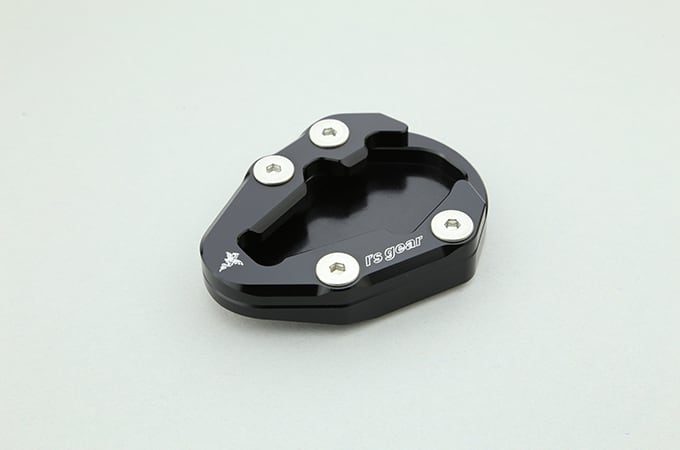 サイドスタンド使用時のオートバイの傾きを補正することによりオートバイの起こし時の操作性を軽減し、更に接地面積が約2倍に増えることにより、軟らかい路面に停車時でもめり込みを軽減し安定した車両ホールドが可能になります。 ◆適合車両：HONDA CB1300SF/SB(’18〜’20)('21〜) ◆適合車両：HONDA CB1300SF SP/SB SP（'19〜'20）('21〜) ◆素材・仕様：ジュラルミン・ブラックアルマイト・レーザーロゴ ◆スペック：高さ約5mmアップ、面積約1.8倍 品番：AC00-038H-BK