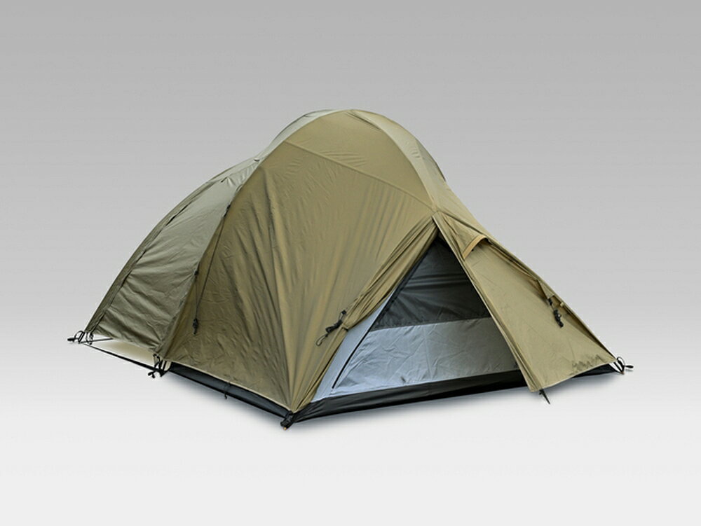 さらに前室広々、2人で使えるビッグサイズ 人気のDUOがマイナーチェンジ。左右パネルのファスナー上部に雨返しフラップを追加しました。 広々前室が特徴の2人用ツーリングテントです。1人用のマエヒロドームに比べ床面積32%アップ。 後室も追加しさらに使いやすくなりました。 スペースを贅沢に使用したいソロキャンプにもおすすめのテントです。 ・カラー：フォレストカーキ ・重量：約4.2kg ・サイズ：本体 - 230×345×150（cm） インナー - 220×150×150（cm） 収納時 - 45×Φ20（cm） ・材質：外幕 - 20Dリップストップナイロン/シリコン、PU（耐水圧3000mm） 内幕 - 68Dポリエステル（床部：耐水圧3000mm） ポール ? A7001