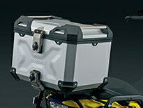 ■適合車種 Vストローム800DE （DL800DERCM4） Vストローム800 （DL800RQM4） 材質：アルミ 容量：38L 最大積載重量：3kg サイズ：高さ330×幅410×奥行340 取り付けにはアルミトップケースキャリアプレート（別売：93800-25840)、ロックセット（下記参照）が必要です。