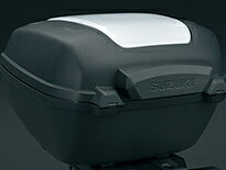■適合車種 Vストローム800DE （DL800DERCM4） Vストローム800 （DL800RQM4） 色：ブラック SUZUKIロゴ入り 35L樹脂トップケース（別売：93300-25810）専用品です。適用品以外のケースに取り付けないでください。 背もたれではありませんので体重をかけないでください。