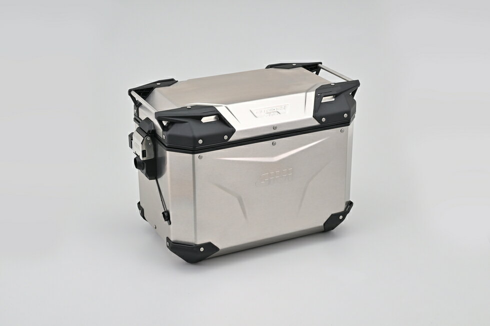 パイプ径Φ18mmのフィッティングに、4点支持でケースを装着することで、オフロード特有の過酷な振動やストレスに対応する「MONOKEY CAMシステム」対応。 車体から取り外すことなくサイドケースを斜めに固定できるので、トップケースが大きくても荷物の出し入れが可能です。 上フタを取り外せば、ケースからはみ出る大きな荷物も積載可能です。 最新作の「EVO SMART」では、前作「EVO」で採用された大型の荷掛けフックやARHS（上フタ開口調整システム）を踏襲のうえ、トリプル装着時など、同じ鍵への交換が簡単な「スマートセキュリティロック」を新採用。 キーを抜いた状態でフタの開閉ができる機能も追加されました。 ・カラー：アルミ ・タイプ：右 ・容量：48L ・サイズ（外側）：奥行557×幅326×高さ393（mm） ・重量（片側）：6.2kg ・最大積載重量：10kg（片側） 　※デイトナでは操縦性を考慮し3kg以下を推奨。※CAMパニアホルダーにしか取り付けできません。 ※キー別売り。商品の組み合わせに合わせて、別途SLR101、103、105のスマートセキュリティーロックをご購入ください。 　例）トップケースのみ…SLR101、トップ+サイド…SLR103 ※防水性を考慮した設計をしておりますが、完全防水ではありません。 ※素材独自の風合いを出すために、アルミ部分に表面処理を行なっておりません。手あかや水あかなどの汚れが定着しやすい傾向にあります。 ※金属製のケースにつき、樹脂製のケースよりも内容物の傷つきには特にご留意ください。