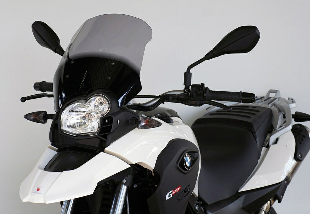 カタログ品番: MT753S メーカー品番: 4025066131808 JANコード: 4548916070985 スモーク 「スクリーン ツーリング」は、全長を長めに成型したスクリーンです。走行風をとにかく低減させたい方や、ロングツーリング派の方におすすめです。 詳細情報/補足情報 適合情報 厚み:3mm タイプ:スクリーン ツーリング 色[カラー]:スモーク サイズ:幅340mmx長さ335mm 材質[素材]:アクリル 仕様:グラデーション有り 付属品:スクリーンモール ビーエムダブリュー[BMW]:排気量401cc〜750cc:G650GS(11-14)厚み:3mm タイプ:スクリーン ツーリング 色[カラー]:スモーク サイズ:幅340mmx長さ335mm 材質[素材]:アクリル 仕様:グラデーション有り 付属品:スクリーンモール