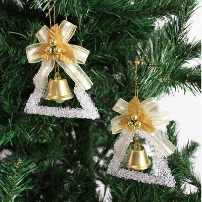 透明度の高いクリアビーズのツリー型オーナメント。トップにはリボンとゴールドの柊を添え、ツリーの中央にゴールドのベルを配しています。

クリスマスツリーのグリーンの中に白っぽい色味が入ると、ぱっと明るく華やかな雰囲気がプラスできますよね。ゴールドも使われているので、ほかのオーナメントとの馴染みもよく、まとまりのある飾りになりますよ。