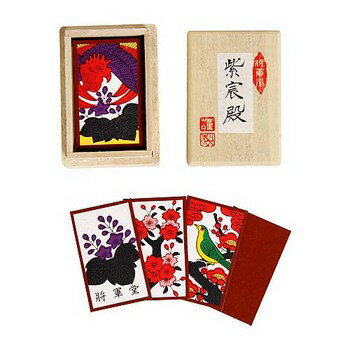 【商品説明】花かるたは花札とも呼ばれ日本の伝統的カードゲームの一つであり、一組48枚のカードに12ヶ月折々の花が4枚ずつ描かれています。高級感あふれる桐箱入りで全て最高級仕上げになっています。台紙の貼り合わせには土を混ぜた糊を使うことにより重量感があり遊び易く又、裏貼り紙には本美濃上質手すき和紙を使用し、手触り、すべり具合、勿論耐久性にも優れた逸品です※説明書は日本語仕様になります。あらかじめご了承下さい【セット内容】・花かるた 紫宸殿(赤)×1【サイズ】・札：縦約5.4cm×幅約3.3cm×厚さ約0.1cm・箱：縦約7.4cm×幅約5.4cm×高さ約5.5cm【仕様】・札裏面：赤 ・高級桐箱入り・札48枚・説明書付【JANコード】・4963291012106※掲載画像のデザインや仕様は予告なく変更される場合がございます※生産ロット(時期)によっては、多少色味が異なる場合がございます【キーワード】おもちゃ,玩具,オモチャ,巣ごもりグッズ,室内遊び,花かるた 紫宸殿『桐箱入』 (赤),22460skey 4963291012106花かるた 紫宸殿『桐箱入』 (赤) 商品説明花かるたは花札とも呼ばれ日本の伝統的カードゲームの一つであり、一組48枚のカードに12ヶ月折々の花が4枚ずつ描かれています。高級感あふれる桐箱入りで全て最高級仕上げになっています。台紙の貼り合わせには土を混ぜた糊を使うことにより重量感があり遊び易く又、裏貼り紙には本美濃上質手すき和紙を使用し、手触り、すべり具合、勿論耐久性にも優れた逸品です※説明書は日本語仕様になります。あらかじめご了承下さいセット内容・花かるた 紫宸殿(赤)×1サイズ・札：縦約5.4cm×幅約3.3cm×厚さ約0.1cm・箱：縦約7.4cm×幅約5.4cm×高さ約5.5cm仕様・札裏面：赤 ・高級桐箱入り・札48枚・説明書付JANコード・4963291012106※掲載画像のデザインや仕様は予告なく変更される場合がございます※生産ロット(時期)によっては、多少色味が異なる場合がございます シリーズ商品