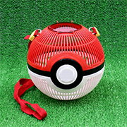 商品サイズ：H16×W17×D17cm 昆虫ゲットだぜ！ ポケモンの世界からそのまま飛び出したような、モンスターボール型の虫かごです。 劇中そのままの真ん中からパカッと開くギミック付き！ 虫かご上部のクリアふた部分も開きます。 ショルダーベルト付きで、肩から下げて持ち運びができます。 #ポケモン　#ポケットモンスター