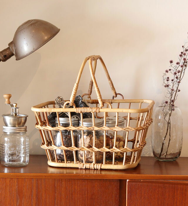 【Creer 2024 NEW ITEM CATALOGUE 20】シリーズはコチラ 【商品名】 マーケットバスケット JUGLAS 【品番】 91910025 【JANコード】 4589939988482 【商品管理番号】 1000905 【生産地】 インドネシア 【サイズ】 約w395×d275×h205mm 【素材】 皮付きラタン 【注意事項】 ・ラタンの風合いをそのまま活かしたシリーズになります。天然素材のため、入荷時期による若干の色ブレがございます。また、手作り品のため、サイズの若干の個体差がございますのでご了承くださいませ。 【商品説明】 ちょっとしたものを収納するのに便利な、絶妙なサイズのバスケット。 持ち手がついているので、移動も楽ちん。 スタッキング可能なのも嬉しいポイントです。 すべて天然素材で作られているため、 使い込むにつれ色艶が増し、きれいな飴色に変化していきます。 経年変化もラタン家具の醍醐味ですので、ぜひ長くご愛用ください。 手仕事で丁寧に編み上げられており、1つ1つ微妙に異なる表情も魅力の1つです。 マーケットバスケット JUGLAS ユグラ 91910025 w395×d275×h205mm Creer 2024 NEW ITEM CATALOGUE 20 インテリア 家具 収納家具 バスケット かご 籠 広告文責　(有)パルス　048-551-7965 「出荷の予定ですが万が一欠品やメーカー終了の場合は別途メールにてご連絡いたします」『マーケットバスケット JUGLAS ユグラ 91910025 w395×d275×h205mm Creer 2024 NEW ITEM CATALOGUE 20』 インテリア 家具 収納家具 バスケット かご 籠