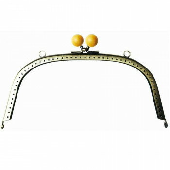 ※代引き不可 同梱不可※北海道、沖縄、離島送料は別途お見積り。※手配完了後は、ご注文キャンセルを承る事が出来ません。指定日可能の表示以外の商品はご指定日不可です。メーカーより取り寄せ商品のため、在庫状況によっては欠品・廃盤の可能性があります。あらかじめご了承ください。厳選した希少な銘木『レアウッド』を使用した口金です。レアウッドは全種類一切着色しておりませんので、銘木本来の色や木目を楽しんでいただけます。ビーズ編みに適した縫い止めタイプの口金です。生地用の型紙付きなので、お好きな生地で製作することも可能。縫い止めタイプなので、面倒なボンド止めの作業が必要なし。丸カンがついているのでお手持ちのチェーン等にすぐ付けることができます。フレーム色はアンティークゴールドです。※ロットにより多少色が異なる場合がございます。※パソコンやスマートフォンの設定によっては、実際の色味と異なって見える場合がございます。サイズ横幅:約18cm、木玉:約12mm個装サイズ：19×5×2cm重量個装重量：100g素材・材質鉄・木工付属品生地用型紙丸カン生産国日本・広告文責（有限会社パルス・048-551-7965）fk094igrjs