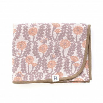 ※代引き不可 同梱不可※北海道、沖縄、離島送料は別途お見積り。※手配完了後は、ご注文キャンセルを承る事が出来ません。指定日可能の表示以外の商品はご指定日不可です。メーカーより取り寄せ商品のため、在庫状況によっては欠品・廃盤の可能性があります。あらかじめご了承ください。動物、昆虫、植物、風景、それら全てに物語を込めて作家が手彫りで描いたユニークでやさしい世界を、今治のタオル職人が熟練の技術で色彩豊かに織り上げました。人々の日常にあたたかな空気と笑顔をもたらすタオルです。肌寒い時のひざ掛けや、お部屋のアクセントにおすすめです。ベビーカーに乗った赤ちゃんを、日差しや寒さから守るためにもお使いいただけます。※モニター発色の具合により色合いが異なる場合がございます。【取り扱い上の注意】※毛羽が出やすくなるため、柔軟剤の使用はできるだけお控えください。※蛍光増白剤を含む洗剤や漂白剤の使用はお控えください。※色移りする可能性がありますので、濡れたまま放置しないでください。※綿製品は多少縮むことがありますので、洗濯後は形を整えて干してください。サイズ70×70cm個装サイズ：10.0×10.0×2.0cm重量個装重量：10g素材・材質綿100%生産国日本・広告文責（有限会社パルス・048-551-7965）fk094igrjs