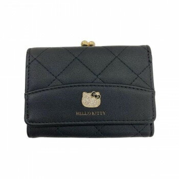 ※代引き不可 同梱不可※北海道、沖縄、離島送料は別途お見積り。※手配完了後は、ご注文キャンセルを承る事が出来ません。指定日可能の表示以外の商品はご指定日不可です。メーカーより取り寄せ商品のため、在庫状況によっては欠品・廃盤の可能性があります。あらかじめご了承ください。上品なキルティングとラインストーンを散りばめたハローキティパーツが大人可愛い。サイズ(約)W106×H79×D32mm個装サイズ：13×10×8cm重量個装重量：125g素材・材質合成皮革仕様(C)2025 SANRIO CO. LTD. APPROVAL NO. L660305生産国中国・広告文責（有限会社パルス・048-551-7965）fk094igrjs