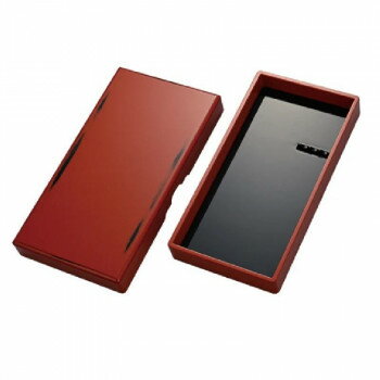 ※代引き不可 同梱不可※北海道、沖縄、離島送料は別途お見積り。※手配完了後は、ご注文キャンセルを承る事が出来ません。指定日可能の表示以外の商品はご指定日不可です。メーカーより取り寄せ商品のため、在庫状況によっては欠品・廃盤の可能性があります。あらかじめご了承ください。太筆も収納できる大きめサイズで、書道小物をすっきり整理できます。重厚感のある朱と、モダンな白の2種類。汚れても水洗いできるのでお手入れ簡単、贈り物にもおすすめです。【根来(ねごろ)塗りとは】塗りあげた塗装をわざと削いで下地の色を柄として表現する技法。朱塗りの下の黒をみせるのが伝統的な根来ですが、現在は白などの「変根来」も作られています。※蓋・身箱・中板のセットです。内容品は含まれません。※水洗いの際は柔らかいスポンジ等をご使用ください。サイズ縦300×幅160×厚み37mm個装サイズ：33×18×4.8cm重量個装重量：826g素材・材質木製(中質繊維板)/ウレタン塗装生産国中国・広告文責（有限会社パルス・048-551-7965）fk094igrjs