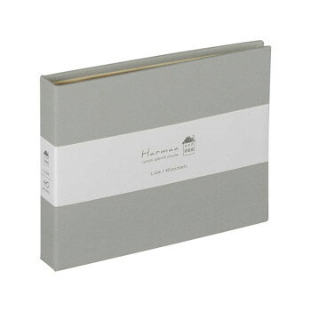 ※代引き不可 同梱不可※北海道、沖縄、離島送料は別途お見積り。※手配完了後は、ご注文キャンセルを承る事が出来ません。指定日可能の表示以外の商品はご指定日不可です。メーカーより取り寄せ商品のため、在庫状況によっては欠品・廃盤の可能性があります。あらかじめご了承ください。クラフトの中台紙がポイントのポケットアルバムです。パーソナル・オフィス・店舗など幅広くお使いいただけるようシンプルなデザインです。サイズ個装サイズ：2.2×14.9×12.1cm重量個装重量：90g生産国日本・広告文責（有限会社パルス・048-551-7965）fk094igrjs