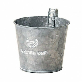 ※代引き不可 同梱不可※北海道、沖縄、離島送料は別途お見積り。※手配完了後は、ご注文キャンセルを承る事が出来ません。指定日可能の表示以外の商品はご指定日不可です。メーカーより取り寄せ商品のため、在庫状況によっては欠品・廃盤の可能性があります。あらかじめご了承ください。シンプル・ナチュラルな雰囲気とさりげないロゴは、どんな植物にも良く合います。サイズ直径125×高さ105mm個装サイズ：13×13×11cm重量個装重量：800g素材・材質ブリキ仕様適用ポット:3.5号底穴ありライナー付き生産国中国・広告文責（有限会社パルス・048-551-7965）fk094igrjs