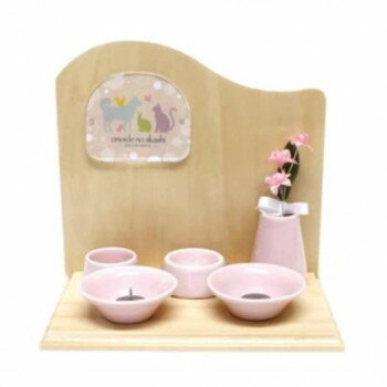 ※代引き不可 同梱不可※北海道、沖縄、離島送料は別途お見積り。※手配完了後は、ご注文キャンセルを承る事が出来ません。指定日可能の表示以外の商品はご指定日不可です。メーカーより取り寄せ商品のため、在庫状況によっては欠品・廃盤の可能性があります。あらかじめご了承ください。ペットちゃんの愛おしい面影を偲ぶ、仏壇セットです。背板付きのステージに仏壇用小物8点(水入れ、供物皿、花立、造花、ローソク立、ローソク皿、香立、香皿)がセットになっています。背板にはご遺影写真を飾れます。ありがとう、いつもでも、忘れない、おもいでのあかしとしてどうぞ。サイズ背板付ステージ:W18×H17×D12cm個装サイズ：19×20×9cm重量個装重量：1000g素材・材質背板付ステージ:松天然木(ラッカー塗装)、ベニヤ合板(ラッカー塗装)、フェルト、透明アクリル樹脂、磁石仏具セット:(陶器/造花)PE、(ローソク立/香立)合金仕様ローソク皿/香皿:W6×H2cm供物皿:W5×H2cm水入れ:W4×H2cm花立:W4×H5cmローソク立:W2×H1.3cm香立:W2×H0.4cm造花:W3.5×H9cmセット内容背板付ステージ、水入れ×1、供物皿×1、花立×1、造花×1、ローソク立×1、ローソク皿×1、香立×1、香皿×1生産国中国・広告文責（有限会社パルス・048-551-7965）fk094igrjs