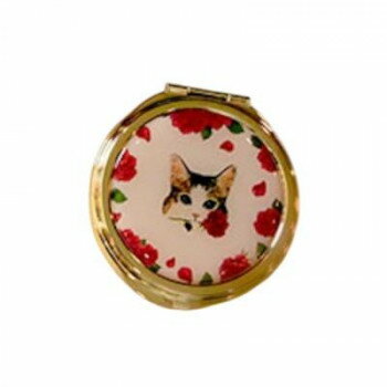 ※代引き不可 同梱不可※北海道、沖縄、離島送料は別途お見積り。※手配完了後は、ご注文キャンセルを承る事が出来ません。指定日可能の表示以外の商品はご指定日不可です。メーカーより取り寄せ商品のため、在庫状況によっては欠品・廃盤の可能性があります。あらかじめご了承ください。きれいな花飾りを頭にのせたネコたちが描かれた「fleurs&chats」のアクセサリーケースです。アンティークな雰囲気が可愛いケースはお気に入りのアクセサリーを入れるのにもぴったりです。サイズW62×H66×D19mm個装サイズ：6×6×2cm重量個装重量：60g素材・材質金属生産国日本・広告文責（有限会社パルス・048-551-7965）fk094igrjs