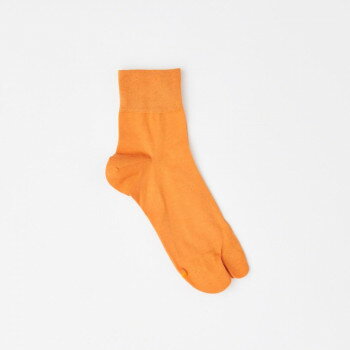 ※代引き不可 同梱不可※北海道、沖縄、離島送料は別途お見積り。※手配完了後は、ご注文キャンセルを承る事が出来ません。指定日可能の表示以外の商品はご指定日不可です。メーカーより取り寄せ商品のため、在庫状況によっては欠品・廃盤の可能性があります。あらかじめご了承ください。5本指ソックスよりも足袋ソックスの方が、履くのも簡単で指のおさまりも良く、足指に力が入りやすい為、歩きやすくなるのが特徴です。足は汗をかきやすく、指と指の間に汗が溜まりやすいので、繁殖する雑菌がニオイの原因となることもあります。天然有機系デオドラント加工が施された糸を使用していますので、ニオイ対策にもなります。足袋型のパンプスやスニーカーなどと合わせて、普段使いにもおすすめします。※日焼け、汗や水に濡れた場合の摩擦により、他の物への色移りや変色する場合がありますのでご注意ください。※素材の特性上、毛羽立ちやピリングが生じることがあります。また、水洗いにより縮み、色落ち、毛羽立ちなどが生じ、風合いが変わる事があります。※洗濯の際は、ネットに入れて押し洗いし、他の物と一緒に洗わないでください。※蛍光増白剤・漂白剤入りの洗剤は使用しないでください。長時間水に浸けておいたり、濡れたまま放置しないでください。※タンブラー乾燥は避け、自然乾燥してください。サイズレディースフリー(22.5〜24.5cm)個装サイズ：13×28×6cm重量個装重量：40g素材・材質綿ナイロンポリウレタン生産国日本・広告文責（有限会社パルス・048-551-7965）fk094igrjs