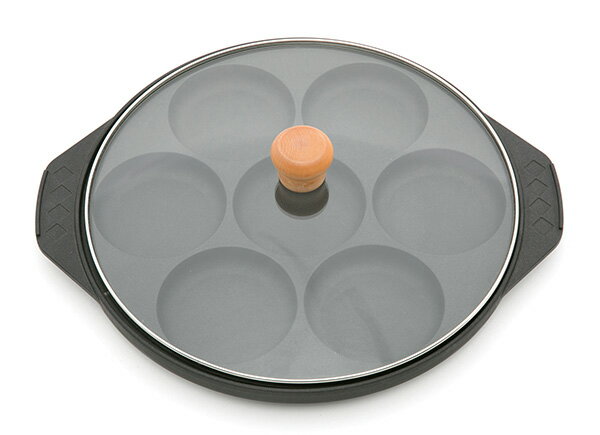 【STAGE GIFT CATALOG 229シリーズ】はコチラ 【2019 STAGE GIFT CATALOG 229シリーズ】はコチラ KS-2944 ふわふわパンケーキ7 約323×276×68mm 1265g 2019 STAGE GIFT CATALOG 229シリーズ キッチン用品 調理器具 フライパン プレート 【商品名】 ふわふわパンケーキ7 【品番】 KS-2944 【材質】 本体：アルミニウム合金（フッ素樹脂加工）、蓋：強化ガラス、蓋つまみ：天然木 【製品サイズ（重量・容量）】 約323×276×68mm（1,265g） 【箱サイズ】 約284×284×50mm 【箱込重量】 約1,380g 【JANコード】 4900896129440 【製造国】 日本製 ●同じメーカーの場合は同梱ができます。送料は1回分です。 　各商品名に記載の（229シリーズ）の中でお選びください。 ●物流倉庫出荷品のため、代引きはできません。また違うメーカー商品との同梱もできません。 ●返品不可です。ただし、初期不良による返品/交換処理について、メーカーからの引き取り/交換等の手配についてご連絡いたします。 　それまではご使用にならず梱包状態のまま保管しておいてください。 出荷時の梱包状態は商品それぞれのメーカーお任せとなっておりますので簡易包装・リサイクルダンボールでの出荷もございます。 また、(初期不良・運送事故による商品破損を除く)運送途中における箱つぶれ、箱の傷みについては申し訳ございませんが交換できません。 何卒ご了承ください。 広告文責　(有)パルス　048-551-7965 「出荷の予定ですが万が一欠品やメーカー終了の場合は別途メールにてご連絡いたします」『KS-2944 ふわふわパンケーキ7 約323×276×68mm 1265g 2019 STAGE GIFT CATALOG 229シリーズ 』キッチン用品 調理器具 フライパン プレート 同じサイズのパンケーキが7個同時に作れます。 一枚のプレートで7つの料理が一度にできます。