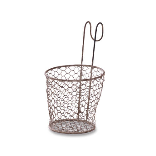 【POSH LIVING 2024 Collection】シリーズはコチラ 【商品名】 62629 ワイヤーポットカバーL 【JANコード】 4512706626294 【原産国】 中国 【規格】 W13.5×D17×H23(13) アイアン 耐荷重量：約5kg 【備考】 ・4号鉢収納可 ・防水、防滴処理は施されていません。 ・素材の特性上、直射日光や高温多湿、水漏れにより変色や腐食、サビが発生します。 ・手作業での塗装の為、色付きにばらつきがございます。 ・サビ風アンティーク加工を施しております。 ●同じメーカーの場合は同梱ができます。送料は1回分です。 ●物流倉庫出荷品のため、代引きはできません。また違うメーカー商品との同梱もできません。 ●返品不可です。ただし、初期不良による返品/交換処理について、メーカーからの引き取り/交換等の手配についてご連絡いたします。 　それまではご使用にならず梱包状態のまま保管しておいてください。 　出荷時の梱包状態は商品それぞれのメーカーお任せとなっておりますので簡易包装・リサイクルダンボールでの出荷もございます。 　また、(初期不良・運送事故による商品破損を除く)運送途中における箱つぶれ、箱の傷みについては申し訳ございませんが交換できません。 　何卒ご了承ください。 ワイヤーポットカバーL 62629 W13.5×D17×H23(13) POSH LIVING 2024 Collection インテリア インテリア小物 植木鉢カバー 観葉植物 ポットカバー 広告文責　(有)パルス　048-551-7965 「出荷の予定ですが万が一欠品やメーカー終了の場合は別途メールにてご連絡いたします」『ワイヤーポットカバーL 62629 W13.5×D17×H23(13) POSH LIVING 2024 Collection』インテリア インテリア小物 植木鉢カバー 観葉植物 ポットカバー