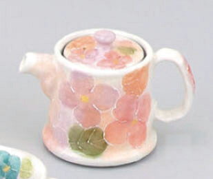 【舞陶館 BUTOUKAN】シリーズはコチラ 【品番・品名】 45466 一珍花紋 ポット急須 【サイズ・容量】 280ml ●同じメーカーの場合は同梱ができます。送料は1回分です。 ●物流倉庫出荷品のため、代引きはできません。また違うメーカー商品との同梱もできません。 ●返品不可です。ただし、初期不良による返品/交換処理について、メーカーからの引き取り/交換等の手配についてご連絡いたします。 　それまではご使用にならず梱包状態のまま保管しておいてください。 　出荷時の梱包状態は商品それぞれのメーカーお任せとなっておりますので簡易包装・リサイクルダンボールでの出荷もございます。 　また、(初期不良・運送事故による商品破損を除く)運送途中における箱つぶれ、箱の傷みについては申し訳ございませんが交換できません。 　何卒ご了承ください。 一珍花紋 ポット急須 45466 400ml 舞陶館 BUTOUKAN キッチン用品 食器 お茶用品 茶道具 急須 広告文責　(有)パルス　048-551-7965 「出荷の予定ですが万が一欠品やメーカー終了の場合は別途メールにてご連絡いたします」『一珍花紋 ポット急須 45466 400ml 舞陶館 BUTOUKAN』 キッチン用品 食器 お茶用品 茶道具 急須
