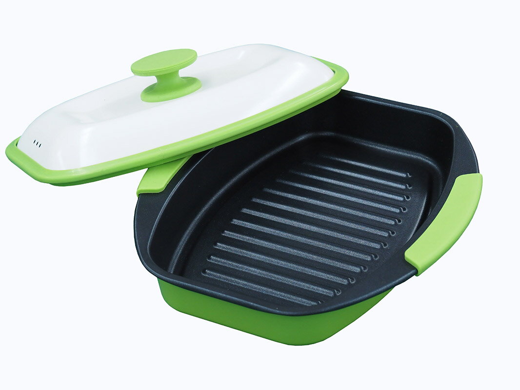 【商品名】 レンジで焼ケール 角型 【サイズ・重量】 サイズ：(約)23×8.5×20cm 重量：(約)440g 【材質】 鍋部分：鉄板アルミメッキ＋PTFE塗装、シリコン 蓋部分：鉄板亜鉛メッキ、シリコン 【生産国】 中国 【個装サイズ・重量】 個装サイズ：(約)23.5××20.8cm 個装重量：(約)470g 【JAN】 4949176055697 【商品説明】 レンジで簡単に魚が焼ける！ レンジで簡単・安全。火を使わないのにこんがり調理。 直火のように焼けて美味しい。 電子レンジでフライパンのような仕上がり お肉、目玉やくなど焼き目しっかり、中はふっくらに仕上がります。 フッ素コーティングで焦げ付きにくく、洗うのも手間いらずラクラク。 レンジで焼ケール 角型 23×8.5×20cm 440g キッチン用品 調理器具 料理 クッキング 電子レンジ用調理器具 広告文責　(有)パルス　048-551-7965 「出荷の予定ですが万が一欠品やメーカー終了の場合は別途メールにてご連絡いたします」『レンジで焼ケール 角型 23×8.5×20cm 440g』キッチン用品 調理器具 料理 クッキング 電子レンジ用調理器具