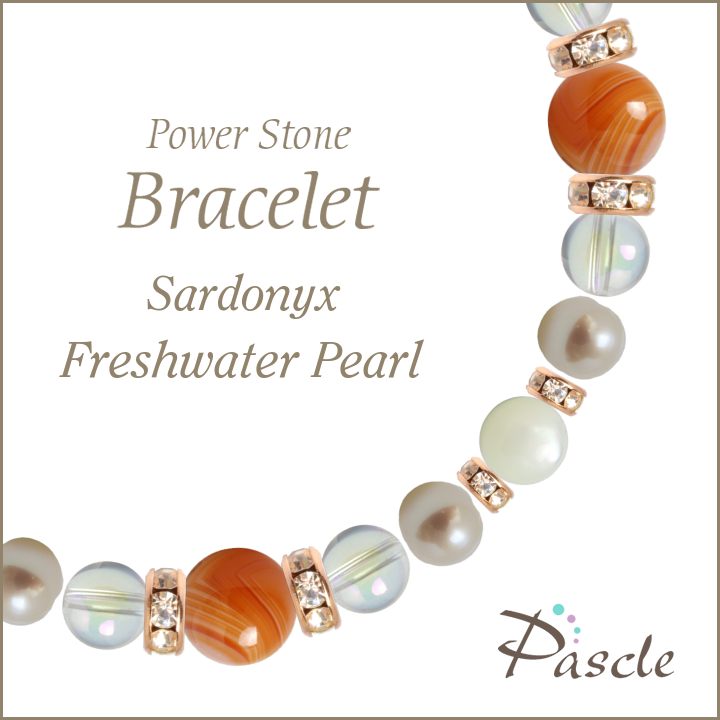 Sardonyx / Freshwater Pearlサードオニキス・淡水パール レディース誕生石ブレスレットパスクルでは、たくさんの種類のストーンを使用して、様々なデザインブレスレットを作成しています。天然石は流通している種類だけでも数百種類ですので、それらを組み合わせたデザインのバリエーションは無限大です。こちらは、細身の女性らしいデザインに、サードオニキスをメインストーンとして、そしてサブストーンに淡水パールを組み合わせました。※Pascleでは素材の品質にもこだわって製作しております。Sardonyxサードオニキスサードオニキス（和名：紅縞瑪瑙/べにしまめのう）は、8月の誕生石の一つで鮮やかなレッドオレンジが魅力です。当店ではオレンジカラーが鮮やかで、縞模様もしっかりと見られる粒をご用意しております。 粒サイズ：8mm(±0.5mm)穴サイズ：0.8mm以上産地：ブラジル品質：粒ごとにレッド、オレンジ、ホワイトと色合いに個体差がございます。Freshwater Pearl淡水パール淡水パールは、比較的リーズナブルな真珠なので、アクセサリーパーツとして重宝されます。こちらは、美しいホワイトカラーでバロック形状のパールをご用意しております。粒サイズ：6mm(±1mm)穴サイズ：0.6mm以上品質：写真のようなホワイトカラーの色合いです。Rainbow Quartzレインボークォーツレインボークォーツは、シャボン玉のような美しい輝きを持ったパワーストーンです。アクアオーラと同様に水晶を特殊な工程で加工して作られており、長くこの美しさが保たれます。他のクォーツ系など透明感のあるストーンと色合いの相性が良いです。本水晶はもちろん、アメジスト、フローライト、他のオーラ形ストーンなどとの組み合わせがおすすめです。粒サイズ：6mm(±0.5mm)穴サイズ：0.8mm以上産地：ブラジル(加工アメリカ)品質：写真のように、全粒にオーラ模様が見られます。Mother of Pearlマザーオブパールマザーオブパール（和名：真珠母貝/しんじゅぼかい）は、オフホワイトが可愛らしく、定番人気のパワーストーンです。当店では、ツヤ感があり、凹凸のほとんど見られない高品質なマザーオブパールを厳選してご用意しております。定番人気のカラーですので、水晶やパールを始め、ラベンダーアメジスト、ローズクォーツなど様々なカラーストーンと組み合わせられます。特に優しい色合いのストーンとの組み合わせがおすすめです。粒サイズ：6mm(±0.5mm)穴サイズ：0.8mm以上品質：粒ごとに写真のような貝殻模様が見られます。Size選べるサイズバリエーションSサイズ　内周14cm〜14.5cmMサイズ　内周15cm〜15.5cmLサイズ　内周16cm〜16.5cmLLサイズ　内周17cm〜17.5cmサイズにより、石の配置・数量が異なります。 なるべく現物に近いカラーで撮影するように心がけておりますが、ご利用の端末、ディスプレイによって実物と若干異なる場合がありますので、予めご了承ください。腕のサイズの測り方はこちらcomponent使用しているパワーストーンサードオニキス 8mm淡水パール 6mmレインボークォーツ 6mmマザーオブパール 6mmHandmade1品1品、心を込めたハンドメイドパスクルのアクセサリーは、ご注文をいただいてからスタッフが、一つずつ心を込めてお作りしております。午前中までのご注文は、当日制作し、発送いたします。「子どものために●cmでつくってほしい」「この石を●●に差し替えてほしい」など、どのようなご要望でもできる限り対応いたします。Rubber String選べるゴム紐の種類アンタロンゴム（標準仕様）当店のブレスレットは、全品こちらの「アンタロンゴム（伸縮性あり）」を使用しております。耐久性も高く、透明の紐なので高級感があり石の美しさを引き立てます。オペロンゴム（オプション：無料）こちらは繊維状になったタイプの「オペロンゴム（伸縮性あり）」です。商品にあわせて2重、または4重で結びますので、いきなり切れてしまう心配はありません。BOX Wrappingジュエリーボックスジュエリーボックス、ショッピングバッグ（紙袋）ブレスレット専用のジュエリーボックスに入れて、リボン（ホワイト）を掛けた状態でお届けいたします。1注文ごとに、ショッピングバッグ1枚お届けいたします。※ショッピングバッグが付属する商品を2個以上のご注文の場合、通常の付属枚数は1枚です。2枚以上ご入用の場合は、備考欄にご記載ください。大切な人への特別な贈り物に。天然石のチャームがつく特別なラッピングでお届けします。※使用する石やサイズはランダムです。チャームは販売商品ではございません。料金：800円（税込）カラー・ホワイト×ピンクベージュ・ブラウン×ゴールドgreetingcard想いを伝えるグリーティングカード封筒入りのグリーティングカードをご用意しています。大切な人への贈りものに、メッセージを添えませんか？料金：350円（税込）カラー：ホワイト／ブラウン※イベントシーズンには限定カードもお選びいただけます※メッセージの印字も可能です（最大15字×5行）ご希望の場合はカートページの備考欄にご入力ください。Guarantee充実の保証パスクルはパワーストーンの通販専門ショップです。お客様に安心してご提供するために、充実した保証を提供いたします。30日間メンテナンス無料こちらの商品は到着から30日間のメンテナンス（サイズ調整・修理）を無料で承っております。（メンテナンスサービスのご利用にはパスクル会員登録が必要です。）「サイズを調整したい」「一部の石を交換したい」「ゴムが切れてしまった」どうぞお気軽にご相談ください。※追加ストーンの代金や往復に必要な送料は、お客様のご負担になります。※到着から30日以降も有償にてメンテナンス承ります。返品・交換対応いたします商品到着後、1週間以内にご連絡ください。返品・交換を承ります。以下は返品対象外となりますのでご注意ください。・お届けから8日以上が経過した商品・タグを切り取られた商品