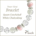 Queen Conch Shell / White Chalcedonyクイーンコンクシェル・ホワイトカルセドニー　2カラーレディースブレスレットパスクルでは、たくさんの種類のストーンを使用して、様々なデザインブレスレットを作成しています。天然石は流通している種類だけでも数百種類ですので、それらを組み合わせたデザインのバリエーションは無限大です。こちらは、クイーンコンクシェルとホワイトカルセドニーの組み合わせが美しく際立つように、主張しすぎず美しさを引き立ててくれるミルキークォーツ、ツイストカットの水晶を使用しています。Queen Conch Shellクイーンコンクシェルクイーンコンクシェル（和名：コンク貝/コンクがい）は、ミルキーホワイトとピンクのグラデーションが特徴です。ピンク色が美しい「コンク貝」の貝殻から作られており、古くから芸術品やお守りとしても重宝されていました。粒サイズ：8mm(±0.5mm)穴サイズ：0.8mm以上産地：バハマ諸島品質：粒ごとにピンク色、白色の割合、模様が異なります。White Chalcedonyホワイトカルセドニーホワイトカルセドニー（和名：玉髄/ぎょくずい）は、 ほんのりと透明感があり、優しいオフホワイトの色合いが魅力的です。落ち着いた色合いを持つため、カルセドニーだけでなく他のカラーストーンとの相性も抜群です。 定番人気のカラーですので、水晶やマザーオブパールを始め、アクアマリン、ラベンダーアメジスト、ローズクォーツなど様々なカラーストーンと組み合わせられます。特に優しい色合いのストーンとの組み合わせがおすすめです。粒サイズ：8mm(±0.5mm)穴サイズ：0.8mm以上品質：写真のような優しい半透明で色むら等も少ないです。Milky Quartzミルキークォーツミルキークォーツは、名前の通り半透明の水晶です。ミルキークォーツは乳白色の優しい色合いが特徴で、内傷が入りやすいですが、当店では傷のほとんど見られない上質なお品でご用意しております。乳白色で可愛い印象のストーンですので、ローズクォーツやスモーキークォーツなどと組み合わせても、他のカラーストーンの美しさを引き立ててくれますよ。粒サイズ：8mm(±0.5mm)穴サイズ：0.8mm以上産地：マダガスカル品質：粒によって、乳白色の濃さが若干異なる場合がございます。Size選べるサイズバリエーションSサイズ　内周14cm〜14.5cmMサイズ　内周15cm〜15.5cmLサイズ　内周16cm〜16.5cmLLサイズ　内周17cm〜17.5cmサイズにより、石の配置・数量が異なります。 なるべく現物に近いカラーで撮影するように心がけておりますが、ご利用の端末、ディスプレイによって実物と若干異なる場合がありますので、予めご了承ください。腕のサイズの測り方はこちらcomponent使用しているパワーストーンクイーンコンクシェル 8mmホワイトカルセドニー 8mmミルキークォーツ 8mmクリスタル（本水晶） 8mmHandmade1品1品、心を込めたハンドメイドパスクルのアクセサリーは、ご注文をいただいてからスタッフが、一つずつ心を込めてお作りしております。午前中までのご注文は、当日制作し、発送いたします。「子どものために●cmでつくってほしい」「この石を●●に差し替えてほしい」など、どのようなご要望でもできる限り対応いたします。Rubber String選べるゴム紐の種類アンタロンゴム（標準仕様）当店のブレスレットは、全品こちらの「アンタロンゴム（伸縮性あり）」を使用しております。耐久性も高く、透明の紐なので高級感があり石の美しさを引き立てます。オペロンゴム（オプション：無料）こちらは繊維状になったタイプの「オペロンゴム（伸縮性あり）」です。商品にあわせて2重、または4重で結びますので、いきなり切れてしまう心配はありません。BOX Wrappingジュエリーボックスジュエリーボックス、ショッピングバッグ（紙袋）ブレスレット専用のジュエリーボックスに入れて、リボン（ホワイト）を掛けた状態でお届けいたします。1注文ごとに、ショッピングバッグ1枚お届けいたします。※ショッピングバッグが付属する商品を2個以上のご注文の場合、通常の付属枚数は1枚です。2枚以上ご入用の場合は、備考欄にご記載ください。大切な人への特別な贈り物に。天然石のチャームがつく特別なラッピングでお届けします。※使用する石やサイズはランダムです。チャームは販売商品ではございません。料金：800円（税込）カラー・ホワイト×ピンクベージュ・ブラウン×ゴールドgreetingcard想いを伝えるグリーティングカード封筒入りのグリーティングカードをご用意しています。大切な人への贈りものに、メッセージを添えませんか？料金：350円（税込）カラー：ホワイト／ブラウン※イベントシーズンには限定カードもお選びいただけます※メッセージの印字も可能です（最大15字×5行）ご希望の場合はカートページの備考欄にご入力ください。Guarantee充実の保証パスクルはパワーストーンの通販専門ショップです。お客様に安心してご提供するために、充実した保証を提供いたします。30日間メンテナンス無料こちらの商品は到着から30日間のメンテナンス（サイズ調整・修理）を無料で承っております。（メンテナンスサービスのご利用にはパスクル会員登録が必要です。）「サイズを調整したい」「一部の石を交換したい」「ゴムが切れてしまった」どうぞお気軽にご相談ください。※追加ストーンの代金や往復に必要な送料は、お客様のご負担になります。※到着から30日以降も有償にてメンテナンス承ります。返品・交換対応いたします商品到着後、1週間以内にご連絡ください。返品・交換を承ります。以下は返品対象外となりますのでご注意ください。・お届けから8日以上が経過した商品・タグを切り取られた商品