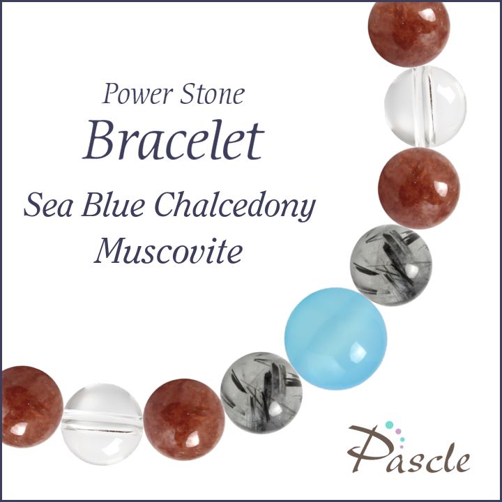 Sea Blue chalcedony / Muscoviteシーブルーカルセドニー・モスコバイト　メンズデザインブレスレットパスクルでは、たくさんの種類のストーンを使用して、様々なデザインブレスレットを作成しています。天然石は流通している種類だけでも数百種類ですので、それらを組み合わせたデザインのバリエーションは無限大です。こちらは、シーブルーカルセドニーをトップに、トルマリンクォーツ・モスコバイトをベースに組み合わせました。石のサイズは小さく落ち着いた雰囲気なので、どんなシーンや年齢層の方でも使いやすいデザインです。Sea Blue chalcedonyシーブルーカルセドニーシーブルーカルセドニー（和名：玉髄/ぎょくずい）は、鮮やかな水色が魅力的。天然による色ではありませんが、この特殊な色合いが世界的に認められ、カルセドニーの一種と言うよりは、「シーブルーカルセドニー」として認知されています。 色鮮やかなカラーストーンと組み合わせると、個性あるデザインのアクセサリーが作れます。カーネリアンやイエローオパール、ペリドットやフォスフォシデライトなども組み合わせにおすすめです。粒サイズ：10mm(±0.5mm)穴サイズ：0.8mm以上品質：購入時期によって、青色の濃さが異なる場合がございます。Muscoviteモスコバイトモスコバイト(和名：白雲母/しろうんも)は、どこか温もりを感じるブラウンカラー。ブラウンの発色が良く、黒いインクルージョンとアベンチュレッセンス（内包物によるキラキラした輝き）が見られるモスコバイトをご用意しております。粒サイズ：8mm(±0.5mm)穴サイズ：0.8mm以上品質：粒ごとに黒のインクルージョンの量が異なります。Tourmalinated Quartzトルマリンクォーツトルマリンクォーツ(和名：電気石入り水晶)は、 名前の通り、「トルマリン」を含んだ「クォーツ（水晶）」です。こちらは半透明の水晶の中に、黒い針が入り乱れた、モノトーンカラーが美しいトルマリンクォーツです。お守り系のストーンと組み合わせて、厄除けなどのお守りアイテムを作るのに人気です。粒サイズ：8mm(±0.5mm)穴サイズ：0.8mm以上品質：粒ごとにインクルージョン（トルマリン）の入り方・量・色味が異なります。ご希望のお色味がございましたら、在庫の中でなるべくご希望に添えられるものを厳選しますので、ご注文時の「備考欄」へご記載ください。Rock Crystalクリスタル（本水晶）クリスタル（和名：本水晶/ほんすいしょう）は、4月の誕生石で、パワーストーンの中でも最も人気です。当店は「天然」のブラジル産本水晶に拘っており、クラックなどはなく、ツヤ感もあるとても上質な水晶をご用意しております。 水晶は、どんなパワーストーンと組み合わせても大丈夫な万能ストーンです。カラーストーンと組み合わせても高級感のあるブレスレットに仕上がります。粒サイズ：8mm(±0.5mm)穴サイズ：0.8mm以上産地：ブラジル品質：写真のとおり、透明感抜群で、傷等もありません。Size選べるサイズバリエーションSサイズ　内周15cm〜15.5cmMサイズ　内周16cm〜16.5cmLサイズ　内周17cm〜17.5cmLLサイズ　内周18cm〜18.5cm3Lサイズ　内周19cm〜19.5cm4Lサイズ　内周20cm〜20.5cmサイズにより、石の配置・数量が異なります。 なるべく現物に近いカラーで撮影するように心がけておりますが、ご利用の端末、ディスプレイによって実物と若干異なる場合がありますので、予めご了承ください。腕のサイズの測り方はこちらcomponent使用しているパワーストーンシーブルーカルセドニー 10mmモスコバイト 8mmトルマリンクォーツ 8mmクリスタル（本水晶） 8mmシーブルーカルセドニー 8mmクリスタル（本水晶） 7mmHandmade1品1品、心を込めたハンドメイドパスクルのアクセサリーは、ご注文をいただいてからスタッフが、一つずつ心を込めてお作りしております。午前中までのご注文は、当日制作し、発送いたします。「子どものために●cmでつくってほしい」「この石を●●に差し替えてほしい」など、どのようなご要望でもできる限り対応いたします。Rubber String選べるゴム紐の種類アンタロンゴム（標準仕様）当店のブレスレットは、全品こちらの「アンタロンゴム（伸縮性あり）」を使用しております。耐久性も高く、透明の紐なので高級感があり石の美しさを引き立てます。オペロンゴム（オプション：無料）こちらは繊維状になったタイプの「オペロンゴム（伸縮性あり）」です。商品にあわせて2重、または4重で結びますので、いきなり切れてしまう心配はありません。BOX Wrappingジュエリーボックスジュエリーボックス、ショッピングバッグ（紙袋）ブレスレット専用のジュエリーボックスに入れて、リボン（ホワイト）を掛けた状態でお届けいたします。1注文ごとに、ショッピングバッグ1枚お届けいたします。※ショッピングバッグが付属する商品を2個以上のご注文の場合、通常の付属枚数は1枚です。2枚以上ご入用の場合は、備考欄にご記載ください。大切な人への特別な贈り物に。天然石のチャームがつく特別なラッピングでお届けします。※使用する石やサイズはランダムです。チャームは販売商品ではございません。料金：800円（税込）カラー・ホワイト×ピンクベージュ・ブラウン×ゴールドgreetingcard想いを伝えるグリーティングカード封筒入りのグリーティングカードをご用意しています。大切な人への贈りものに、メッセージを添えませんか？料金：350円（税込）カラー：ホワイト／ブラウン※イベントシーズンには限定カードもお選びいただけます※メッセージの印字も可能です（最大15字×5行）ご希望の場合はカートページの備考欄にご入力ください。Guarantee充実の保証パスクルはパワーストーンの通販専門ショップです。お客様に安心してご提供するために、充実した保証を提供いたします。30日間メンテナンス無料こちらの商品は到着から30日間のメンテナンス（サイズ調整・修理）を無料で承っております。（メンテナンスサービスのご利用にはパスクル会員登録が必要です。）「サイズを調整したい」「一部の石を交換したい」「ゴムが切れてしまった」どうぞお気軽にご相談ください。※追加ストーンの代金や往復に必要な送料は、お客様のご負担になります。※到着から30日以降も有償にてメンテナンス承ります。返品・交換対応いたします商品到着後、1週間以内にご連絡ください。返品・交換を承ります。以下は返品対象外となりますのでご注意ください。・お届けから8日以上が経過した商品・タグを切り取られた商品