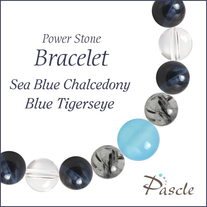 Sea Blue chalcedony / Blue Tiger's Eyeシーブルーカルセドニー・ブルータイガーアイ（ホークスアイ）　メンズデザインブレスレットパスクルでは、たくさんの種類のストーンを使用して、様々なデザインブレスレットを作成しています。天然石は流通している種類だけでも数百種類ですので、それらを組み合わせたデザインのバリエーションは無限大です。こちらは、シーブルーカルセドニーをトップに、トルマリンクォーツ・ブルータイガーアイ（ホークスアイ）をベースに組み合わせました。石のサイズは小さく落ち着いた雰囲気なので、どんなシーンや年齢層の方でも使いやすいデザインです。Sea Blue chalcedonyシーブルーカルセドニーシーブルーカルセドニー（和名：玉髄/ぎょくずい）は、鮮やかな水色が魅力的。天然による色ではありませんが、この特殊な色合いが世界的に認められ、カルセドニーの一種と言うよりは、「シーブルーカルセドニー」として認知されています。 色鮮やかなカラーストーンと組み合わせると、個性あるデザインのアクセサリーが作れます。カーネリアンやイエローオパール、ペリドットやフォスフォシデライトなども組み合わせにおすすめです。粒サイズ：10mm(±0.5mm)穴サイズ：0.8mm以上品質：購入時期によって、青色の濃さが異なる場合がございます。Blue Tiger's Eyeブルータイガーアイ（ホークスアイ）ブルータイガーアイ（別名：ホークスアイ）は、ダークブルーのキャッツアイがかっこ良い天然石です。天然色のブルータイガーアイは人気の高さと希少性から、近年上質なものが見られなくなってきています。しかし当店では、色合いが美しく、キャッツアイがハッキリと見られる高品質な天然ブルータイガーアイをご用意しております。 粒サイズ：8mm(±0.5mm)穴サイズ：0.8mm以上産地：南アフリカ品質：キャッツアイの色合い・強さは、粒ごとに個体差がございます。Tourmalinated Quartzトルマリンクォーツトルマリンクォーツ(和名：電気石入り水晶)は、 名前の通り、「トルマリン」を含んだ「クォーツ（水晶）」です。こちらは半透明の水晶の中に、黒い針が入り乱れた、モノトーンカラーが美しいトルマリンクォーツです。お守り系のストーンと組み合わせて、厄除けなどのお守りアイテムを作るのに人気です。粒サイズ：8mm(±0.5mm)穴サイズ：0.8mm以上品質：粒ごとにインクルージョン（トルマリン）の入り方・量・色味が異なります。ご希望のお色味がございましたら、在庫の中でなるべくご希望に添えられるものを厳選しますので、ご注文時の「備考欄」へご記載ください。Rock Crystalクリスタル（本水晶）クリスタル（和名：本水晶/ほんすいしょう）は、4月の誕生石で、パワーストーンの中でも最も人気です。当店は「天然」のブラジル産本水晶に拘っており、クラックなどはなく、ツヤ感もあるとても上質な水晶をご用意しております。 水晶は、どんなパワーストーンと組み合わせても大丈夫な万能ストーンです。カラーストーンと組み合わせても高級感のあるブレスレットに仕上がります。粒サイズ：8mm(±0.5mm)穴サイズ：0.8mm以上産地：ブラジル品質：写真のとおり、透明感抜群で、傷等もありません。Size選べるサイズバリエーションSサイズ　内周15cm〜15.5cmMサイズ　内周16cm〜16.5cmLサイズ　内周17cm〜17.5cmLLサイズ　内周18cm〜18.5cm3Lサイズ　内周19cm〜19.5cm4Lサイズ　内周20cm〜20.5cmサイズにより、石の配置・数量が異なります。 なるべく現物に近いカラーで撮影するように心がけておりますが、ご利用の端末、ディスプレイによって実物と若干異なる場合がありますので、予めご了承ください。腕のサイズの測り方はこちらcomponent使用しているパワーストーンシーブルーカルセドニー 10mmブルータイガーアイ（ホークスアイ） 8mmトルマリンクォーツ 8mmクリスタル（本水晶） 8mmシーブルーカルセドニー 8mmクリスタル（本水晶） 7mmHandmade1品1品、心を込めたハンドメイドパスクルのアクセサリーは、ご注文をいただいてからスタッフが、一つずつ心を込めてお作りしております。午前中までのご注文は、当日制作し、発送いたします。「子どものために●cmでつくってほしい」「この石を●●に差し替えてほしい」など、どのようなご要望でもできる限り対応いたします。Rubber String選べるゴム紐の種類アンタロンゴム（標準仕様）当店のブレスレットは、全品こちらの「アンタロンゴム（伸縮性あり）」を使用しております。耐久性も高く、透明の紐なので高級感があり石の美しさを引き立てます。オペロンゴム（オプション：無料）こちらは繊維状になったタイプの「オペロンゴム（伸縮性あり）」です。商品にあわせて2重、または4重で結びますので、いきなり切れてしまう心配はありません。BOX Wrappingジュエリーボックスジュエリーボックス、ショッピングバッグ（紙袋）ブレスレット専用のジュエリーボックスに入れて、リボン（ホワイト）を掛けた状態でお届けいたします。1注文ごとに、ショッピングバッグ1枚お届けいたします。※ショッピングバッグが付属する商品を2個以上のご注文の場合、通常の付属枚数は1枚です。2枚以上ご入用の場合は、備考欄にご記載ください。大切な人への特別な贈り物に。天然石のチャームがつく特別なラッピングでお届けします。※使用する石やサイズはランダムです。チャームは販売商品ではございません。料金：800円（税込）カラー・ホワイト×ピンクベージュ・ブラウン×ゴールドgreetingcard想いを伝えるグリーティングカード封筒入りのグリーティングカードをご用意しています。大切な人への贈りものに、メッセージを添えませんか？料金：350円（税込）カラー：ホワイト／ブラウン※イベントシーズンには限定カードもお選びいただけます※メッセージの印字も可能です（最大15字×5行）ご希望の場合はカートページの備考欄にご入力ください。Guarantee充実の保証パスクルはパワーストーンの通販専門ショップです。お客様に安心してご提供するために、充実した保証を提供いたします。30日間メンテナンス無料こちらの商品は到着から30日間のメンテナンス（サイズ調整・修理）を無料で承っております。（メンテナンスサービスのご利用にはパスクル会員登録が必要です。）「サイズを調整したい」「一部の石を交換したい」「ゴムが切れてしまった」どうぞお気軽にご相談ください。※追加ストーンの代金や往復に必要な送料は、お客様のご負担になります。※到着から30日以降も有償にてメンテナンス承ります。返品・交換対応いたします商品到着後、1週間以内にご連絡ください。返品・交換を承ります。以下は返品対象外となりますのでご注意ください。・お届けから8日以上が経過した商品・タグを切り取られた商品