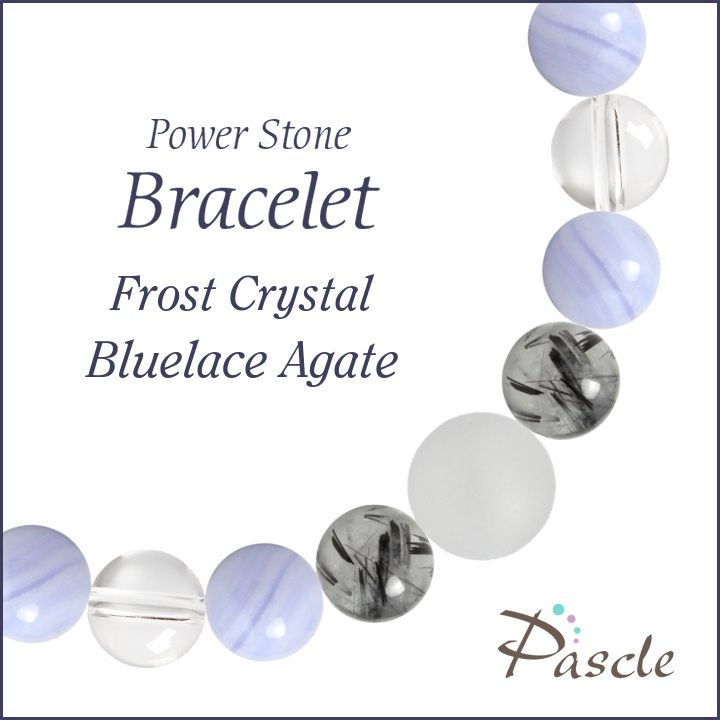 Frost Crystal / Blue Lace Agateフロスト水晶・ブルーレースアゲート　メンズデザインブレスレットパスクルでは、たくさんの種類のストーンを使用して、様々なデザインブレスレットを作成しています。天然石は流通している種類だけでも数百種類ですので、それらを組み合わせたデザインのバリエーションは無限大です。こちらは、フロスト水晶をトップに、トルマリンクォーツ・ブルーレースアゲートをベースに組み合わせました。石のサイズは小さく落ち着いた雰囲気なので、どんなシーンや年齢層の方でも使いやすいデザインです。Frost Crystalフロスト水晶フロスト水晶は、4月の誕生石である本水晶の、表面にツヤ消し加工を施してあります。フロスト水晶は雪のような、はかなく優しい印象で、水晶よりも上品な雰囲気が魅力です。マットな質感のホワイト系ストーンになっていますので、アクアマリンやラベンダーアメジストなど優しい色合いのカラーストーンとの組み合わせがおすすめです。粒サイズ：10mm(±0.5mm)穴サイズ：0.8mm以上産地：ブラジル品質：ブレスレットにした際、隣の粒やパーツに触れる部分は、摩擦跡がつきますのでご注意ください。Blue Lace Agateブルーレースアゲートブルーレースアゲート（和名：空色縞瑪瑙（そらいろしまめのう））は、爽やかなブルーが最大の特徴です。縞模様がしっかりと見られ、色合いは他サイズと同様に美しい空色です。他の淡いカラーの天然石と組み合わせていただくと、可愛らしい雰囲気や、ブルー系でそろえると爽やかなブレスレットもお作り頂けます。粒サイズ：8mm(±0.5mm)穴サイズ：0.8mm以上品質：粒ごとに縞模様の大小が異なります。Tourmalinated Quartzトルマリンクォーツトルマリンクォーツ(和名：電気石入り水晶)は、 名前の通り、「トルマリン」を含んだ「クォーツ（水晶）」です。こちらは半透明の水晶の中に、黒い針が入り乱れた、モノトーンカラーが美しいトルマリンクォーツです。お守り系のストーンと組み合わせて、厄除けなどのお守りアイテムを作るのに人気です。粒サイズ：8mm(±0.5mm)穴サイズ：0.8mm以上品質：粒ごとにインクルージョン（トルマリン）の入り方・量・色味が異なります。ご希望のお色味がございましたら、在庫の中でなるべくご希望に添えられるものを厳選しますので、ご注文時の「備考欄」へご記載ください。Rock Crystalクリスタル（本水晶）クリスタル（和名：本水晶/ほんすいしょう）は、4月の誕生石で、パワーストーンの中でも最も人気です。当店は「天然」のブラジル産本水晶に拘っており、クラックなどはなく、ツヤ感もあるとても上質な水晶をご用意しております。 水晶は、どんなパワーストーンと組み合わせても大丈夫な万能ストーンです。カラーストーンと組み合わせても高級感のあるブレスレットに仕上がります。粒サイズ：8mm(±0.5mm)穴サイズ：0.8mm以上産地：ブラジル品質：写真のとおり、透明感抜群で、傷等もありません。Size選べるサイズバリエーションSサイズ　内周15cm〜15.5cmMサイズ　内周16cm〜16.5cmLサイズ　内周17cm〜17.5cmLLサイズ　内周18cm〜18.5cm3Lサイズ　内周19cm〜19.5cm4Lサイズ　内周20cm〜20.5cmサイズにより、石の配置・数量が異なります。 なるべく現物に近いカラーで撮影するように心がけておりますが、ご利用の端末、ディスプレイによって実物と若干異なる場合がありますので、予めご了承ください。腕のサイズの測り方はこちらcomponent使用しているパワーストーンフロスト水晶 10mmブルーレースアゲート 8mmトルマリンクォーツ 8mmクリスタル（本水晶） 8mmフロスト水晶 8mmクリスタル（本水晶） 7mmHandmade1品1品、心を込めたハンドメイドパスクルのアクセサリーは、ご注文をいただいてからスタッフが、一つずつ心を込めてお作りしております。午前中までのご注文は、当日制作し、発送いたします。「子どものために●cmでつくってほしい」「この石を●●に差し替えてほしい」など、どのようなご要望でもできる限り対応いたします。Rubber String選べるゴム紐の種類アンタロンゴム（標準仕様）当店のブレスレットは、全品こちらの「アンタロンゴム（伸縮性あり）」を使用しております。耐久性も高く、透明の紐なので高級感があり石の美しさを引き立てます。オペロンゴム（オプション：無料）こちらは繊維状になったタイプの「オペロンゴム（伸縮性あり）」です。商品にあわせて2重、または4重で結びますので、いきなり切れてしまう心配はありません。BOX Wrappingジュエリーボックスジュエリーボックス、ショッピングバッグ（紙袋）ブレスレット専用のジュエリーボックスに入れて、リボン（ホワイト）を掛けた状態でお届けいたします。1注文ごとに、ショッピングバッグ1枚お届けいたします。※ショッピングバッグが付属する商品を2個以上のご注文の場合、通常の付属枚数は1枚です。2枚以上ご入用の場合は、備考欄にご記載ください。大切な人への特別な贈り物に。天然石のチャームがつく特別なラッピングでお届けします。※使用する石やサイズはランダムです。チャームは販売商品ではございません。料金：800円（税込）カラー・ホワイト×ピンクベージュ・ブラウン×ゴールドgreetingcard想いを伝えるグリーティングカード封筒入りのグリーティングカードをご用意しています。大切な人への贈りものに、メッセージを添えませんか？料金：350円（税込）カラー：ホワイト／ブラウン※イベントシーズンには限定カードもお選びいただけます※メッセージの印字も可能です（最大15字×5行）ご希望の場合はカートページの備考欄にご入力ください。Guarantee充実の保証パスクルはパワーストーンの通販専門ショップです。お客様に安心してご提供するために、充実した保証を提供いたします。30日間メンテナンス無料こちらの商品は到着から30日間のメンテナンス（サイズ調整・修理）を無料で承っております。（メンテナンスサービスのご利用にはパスクル会員登録が必要です。）「サイズを調整したい」「一部の石を交換したい」「ゴムが切れてしまった」どうぞお気軽にご相談ください。※追加ストーンの代金や往復に必要な送料は、お客様のご負担になります。※到着から30日以降も有償にてメンテナンス承ります。返品・交換対応いたします商品到着後、1週間以内にご連絡ください。返品・交換を承ります。以下は返品対象外となりますのでご注意ください。・お届けから8日以上が経過した商品・タグを切り取られた商品