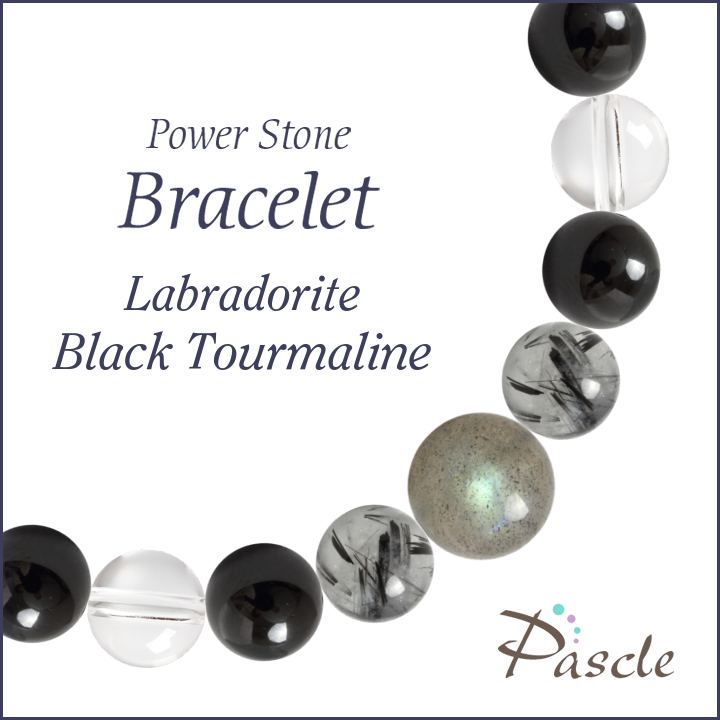 Labradorite / Black Tourmalineラブラドライト・ブラックトルマリン　メンズデザインブレスレットパスクルでは、たくさんの種類のストーンを使用して、様々なデザインブレスレットを作成しています。天然石は流通している種類だけでも数百種類ですので、それらを組み合わせたデザインのバリエーションは無限大です。こちらは、ラブラドライトをトップに、トルマリンクォーツ・ブラックトルマリンをベースに組み合わせました。石のサイズは小さく落ち着いた雰囲気なので、どんなシーンや年齢層の方でも使いやすいデザインです。Labradoriteラブラドライトラブラドライト（和名：曹灰長石/そうかいちょうせき）は、ラブラドレッセンス（光の輝き）が最大の特徴です。こちらは1粒ごとにしっかりとブルー〜グリーンのラブラドレッセンスが見られる上質な粒を厳選してご用意しております。粒サイズ：10mm(±0.5mm)穴サイズ：0.8mm以上品質：ラブラドレッセンスの色合いや強さは粒ごとに異なります。Black Tourmalineブラックトルマリンブラックトルマリン(和名：鉄電気石/てつでんきせき)は、電気的な性質を持つことから、摩擦や過熱により帯電するという特徴を持っています。当店では、傷が少なくツヤ感のある上質なブラックトルマリンをご用意しております。粒サイズ：8mm(±0.5mm)穴サイズ：0.8mm以上品質：色むら等の個体差はほとんどありません。Tourmalinated Quartzトルマリンクォーツトルマリンクォーツ(和名：電気石入り水晶)は、 名前の通り、「トルマリン」を含んだ「クォーツ（水晶）」です。こちらは半透明の水晶の中に、黒い針が入り乱れた、モノトーンカラーが美しいトルマリンクォーツです。お守り系のストーンと組み合わせて、厄除けなどのお守りアイテムを作るのに人気です。粒サイズ：8mm(±0.5mm)穴サイズ：0.8mm以上品質：粒ごとにインクルージョン（トルマリン）の入り方・量・色味が異なります。ご希望のお色味がございましたら、在庫の中でなるべくご希望に添えられるものを厳選しますので、ご注文時の「備考欄」へご記載ください。Rock Crystalクリスタル（本水晶）クリスタル（和名：本水晶/ほんすいしょう）は、4月の誕生石で、パワーストーンの中でも最も人気です。当店は「天然」のブラジル産本水晶に拘っており、クラックなどはなく、ツヤ感もあるとても上質な水晶をご用意しております。 水晶は、どんなパワーストーンと組み合わせても大丈夫な万能ストーンです。カラーストーンと組み合わせても高級感のあるブレスレットに仕上がります。粒サイズ：8mm(±0.5mm)穴サイズ：0.8mm以上産地：ブラジル品質：写真のとおり、透明感抜群で、傷等もありません。Size選べるサイズバリエーションSサイズ　内周15cm〜15.5cmMサイズ　内周16cm〜16.5cmLサイズ　内周17cm〜17.5cmLLサイズ　内周18cm〜18.5cm3Lサイズ　内周19cm〜19.5cm4Lサイズ　内周20cm〜20.5cmサイズにより、石の配置・数量が異なります。 なるべく現物に近いカラーで撮影するように心がけておりますが、ご利用の端末、ディスプレイによって実物と若干異なる場合がありますので、予めご了承ください。腕のサイズの測り方はこちらcomponent使用しているパワーストーンラブラドライト 10mmブラックトルマリン 8mmトルマリンクォーツ 8mmクリスタル（本水晶） 8mmラブラドライト 8mmクリスタル（本水晶） 7mmHandmade1品1品、心を込めたハンドメイドパスクルのアクセサリーは、ご注文をいただいてからスタッフが、一つずつ心を込めてお作りしております。午前中までのご注文は、当日制作し、発送いたします。「子どものために●cmでつくってほしい」「この石を●●に差し替えてほしい」など、どのようなご要望でもできる限り対応いたします。Rubber String選べるゴム紐の種類アンタロンゴム（標準仕様）当店のブレスレットは、全品こちらの「アンタロンゴム（伸縮性あり）」を使用しております。耐久性も高く、透明の紐なので高級感があり石の美しさを引き立てます。オペロンゴム（オプション：無料）こちらは繊維状になったタイプの「オペロンゴム（伸縮性あり）」です。商品にあわせて2重、または4重で結びますので、いきなり切れてしまう心配はありません。BOX Wrappingジュエリーボックスジュエリーボックス、ショッピングバッグ（紙袋）ブレスレット専用のジュエリーボックスに入れて、リボン（ホワイト）を掛けた状態でお届けいたします。1注文ごとに、ショッピングバッグ1枚お届けいたします。※ショッピングバッグが付属する商品を2個以上のご注文の場合、通常の付属枚数は1枚です。2枚以上ご入用の場合は、備考欄にご記載ください。大切な人への特別な贈り物に。天然石のチャームがつく特別なラッピングでお届けします。※使用する石やサイズはランダムです。チャームは販売商品ではございません。料金：800円（税込）カラー・ホワイト×ピンクベージュ・ブラウン×ゴールドgreetingcard想いを伝えるグリーティングカード封筒入りのグリーティングカードをご用意しています。大切な人への贈りものに、メッセージを添えませんか？料金：350円（税込）カラー：ホワイト／ブラウン※イベントシーズンには限定カードもお選びいただけます※メッセージの印字も可能です（最大15字×5行）ご希望の場合はカートページの備考欄にご入力ください。Guarantee充実の保証パスクルはパワーストーンの通販専門ショップです。お客様に安心してご提供するために、充実した保証を提供いたします。30日間メンテナンス無料こちらの商品は到着から30日間のメンテナンス（サイズ調整・修理）を無料で承っております。（メンテナンスサービスのご利用にはパスクル会員登録が必要です。）「サイズを調整したい」「一部の石を交換したい」「ゴムが切れてしまった」どうぞお気軽にご相談ください。※追加ストーンの代金や往復に必要な送料は、お客様のご負担になります。※到着から30日以降も有償にてメンテナンス承ります。返品・交換対応いたします商品到着後、1週間以内にご連絡ください。返品・交換を承ります。以下は返品対象外となりますのでご注意ください。・お届けから8日以上が経過した商品・タグを切り取られた商品