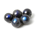 ギフト対応Black Labradorite【粒売り/バラ売り】ブラックラブラドライト 10mm「ブラックラブラドライト」の10mmサイズの天然石 粒売り販売です。ブラックラブラドライトは、一般的なラブラドライトよりも石地が黒く、ブルーのラブラドレッセンスが見られる美しく、希少な天然石です。ブラックラブラドライト自由を象徴する石ラブラドライトが持つ七色の輝きには、思い込みや固定概念などの固まってしまった思考をほぐし、新たな感覚や思考を取り入れ、より自由な発想・行動へと取り入れていくと言われます。10mm玉は最もスタンダードな8mmよりも少し大粒です。デザインブレスの中でメインで目立たせるストーンや、少し太めのブレスを作る際にご活用ください。size色合い・品質・サイズについてブラックラブラドライト(和名：曹灰長石/そうかいちょうせき)は、その名の通り黒っぽいラブラドライトで、一般的な灰色系のものに比べて希少といわれています。青いシラーが、濃い目の地色に良く映えます。粒サイズ：10mm(±0.5mm)穴サイズ：0.8mm以上品質：全粒にラブラドレッセンスが見られます。粒によって白い内包物が見られます。・こちらは1粒からの販売となります。・天然由来のキズや凹みが見られる場合があります。・撮影に照明を使用しています。・可能な限り写真に近い在庫をご用意しておりますが、天然石のため全く同じ色・模様とならない点をご理解ください。component使用しているパワーストーンブラックラブラドライト 10mmSizeビーズサイズについてサイズ別着用イメージ石のサイズは、アクセサリーの印象に大きく影響します。仕上がりイメージを想像してお選びください。ストーンの大きさ比較同じ天然石でも、大きさやカットで模様・光学効果の現れ方が異なります。石に何を求めるかを考えることが大切です。Selected stone厳選された1粒1粒パスクルでは、3段階の厳しい検品を経た厳選素材のみを提供しています。天然石につき、色・模様はさまざまです。ご質問があればお問い合わせフォームよりご連絡ください。※注文商品に関するご要望は、カートの備考欄にご入力くださいidentification鑑別『安心をお届け』 - パスクルでは天然石を鑑別していますパスクルでは仕入れ時の連(ブレスレット)の中から、無作為でピックアップした粒を鑑別機関に依頼し鑑別しております。天然石の真の美しさ・価値を提供したい。そんな思いから、パスクルでは天然石の価値を追及しています。鑑別機関：日本彩珠宝石研究所ブラックラブラドライトの鑑別商品に鑑別書は付属しておりません。個別に行う鑑別には別途料金が必要です。※公開用の鑑別書について、仕入れ時の連（ブレスレット）の中から無作為でピックアップした粒（鑑別書写真の現品）が対象になります。使用する天然石はこの限りではありませんのでご注意ください。