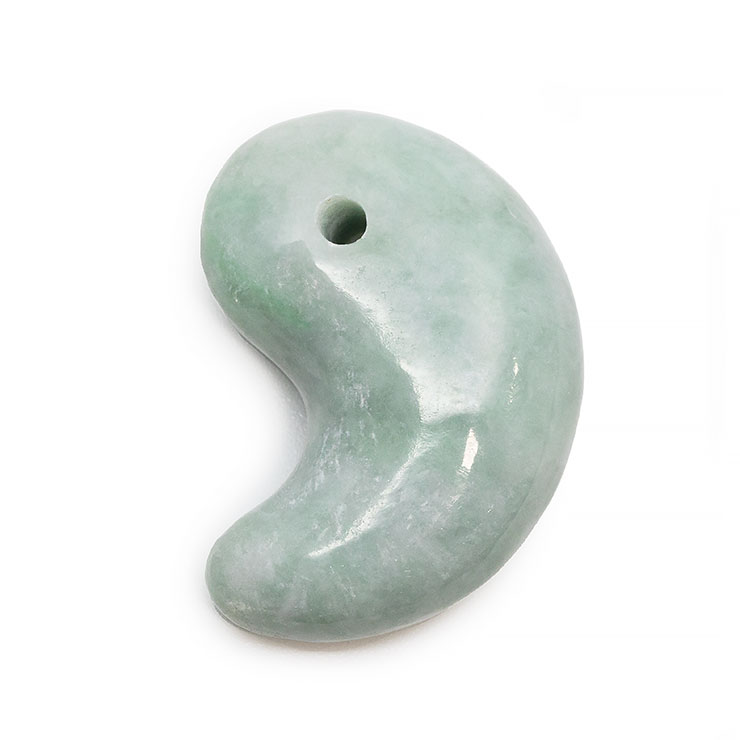 Itoigawa Jade【一点もの】勾玉 糸魚川翡翠 30mm 糸魚川翡翠の一点もの勾玉です。写真の現物をお届けします。磨き上げられた艶やかなグリーンが、高貴な雰囲気を演出。丸みを帯びたフォルムが、どこか愛らしさも感じさせる一点です。悠久の品格をまとう爽やかな翠の勾玉成功と繁栄をもたらす霊石古代の人々にとって、緑色は豊穣や生命の存続・魂の再生をもたらす神聖な色でした。そのため緑色の宝石である翡翠には不思議な呪力があるとされ、古くから珍重されました。現代でも、魔除け・厄除けの石として親しまれています。また、翡翠は持ち主に人徳を与え、成功と末永い繁栄をもたらす石といわれています。仕事や恋愛など、あらゆる目標を成功へ導く手助けになってくれるかもしれませんsizeサイズ・産地について貴重な糸魚川翡翠の原石を、現地の職人が入念に研磨した逸品です。市場に出回ることが少ない、大変希少な勾玉です。粒サイズ：約29.0×20.9×10.2mm穴サイズ：約2.4mm産地：新潟県糸魚川市・写真と同一の商品をお届けします。（1粒）・撮影に照明を使用しています。・石の色合い・明るさはお手元の照明環境等によって異なって見える場合がございます。・オプションでペンダントへの対応が可能です。ご希望の場合は、ご注文の際にお好きな素材をお選びください。component使用している天然石勾玉 糸魚川翡翠 10〜30mmSize勾玉の紐について勾玉ペンダントのイメージこちらの商品は、紐のついたネックレスタイプ・紐の無いタイプのいずれかをご選択いただけます。紐は結び目をずらすことより、約40cm〜約80cmまでサイズが調節できる仕様になっております。4種類の紐の質感について紐の種類は上から順に、レザー（黒・茶）・コットンコード（黒・茶）がございます。Selected stone厳選された1粒1粒パスクルでは、3段階の厳しい検品を経た厳選素材のみを提供しています。天然石につき、色・模様はさまざまです。ご質問があればお問い合わせフォームよりご連絡ください。※注文商品に関するご要望は、カートの備考欄にご入力くださいHinoki Box神聖なケースでお届けヒノキの箱桧（ひのき）は日本の針葉樹中、材質が最も優れている木材としてとても有名です。伊勢神宮をはじめ日本最古の木造建築法隆寺など多くの神社仏閣の建材として古代より使われ続けています。日本人の心を映す神聖な「日本の木」で日本の大地で生まれ育った神聖な「日本の石」をお届けします。プレゼント用のラッピングを承っております。(無料)専用ケースの上からブラウンの包装紙でお包みいたしますので、そのままプレゼントにご利用いただけます。greetingcard想いを伝えるグリーティングカード封筒入りのグリーティングカードをご用意しています。大切な人への贈りものに、メッセージを添えませんか？料金：350円（税込）カラー：ホワイト／ブラウン※イベントシーズンには限定カードもお選びいただけます※メッセージの印字も可能です（最大15字×5行）ご希望の場合はカートページの備考欄にご入力ください。identification鑑別『安心をお届け』 - パスクルでは天然石を鑑別していますパスクルでは仕入れ時の連(ブレスレット)の中から、無作為でピックアップした粒を鑑別機関に依頼し鑑別しております。天然石の真の美しさ・価値を提供したい。そんな思いから、パスクルでは天然石の価値を追及しています。鑑別機関：日本彩珠宝石研究所糸魚川翡翠の鑑別商品に鑑別書は付属しておりません。個別に行う鑑別には別途料金が必要です。※公開用の鑑別書について、仕入れ時の連（ブレスレット）の中から無作為でピックアップした粒（鑑別書写真の現品）が対象になります。使用する天然石はこの限りではありませんのでご注意ください。