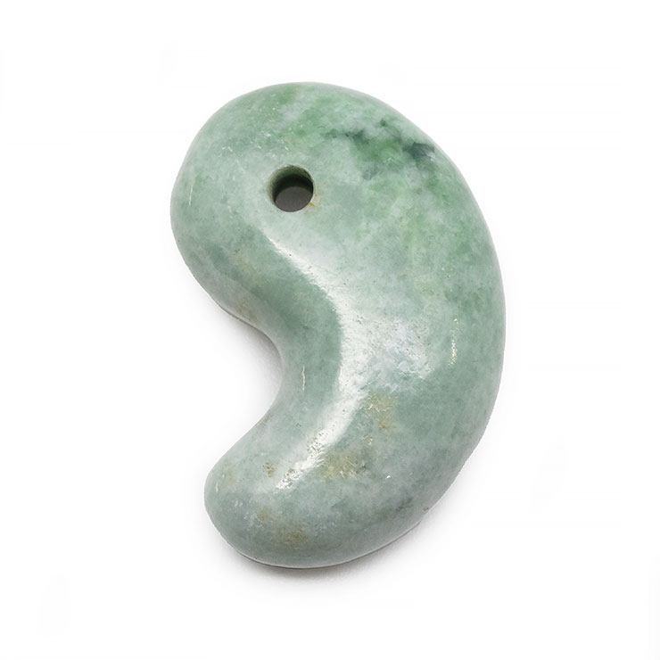 Itoigawa Jade【一点もの】勾玉 糸魚川翡翠 30mm 糸魚川翡翠の一点もの勾玉です。写真の現物をお届けします。深いグリーンから、徐々に淡くなるグラデーション。まるで日本画のような芸術性を感じる一点です。移りゆく緑が描き出す唯一無二の個性成功と繁栄をもたらす霊石古代の人々にとって、緑色は豊穣や生命の存続・魂の再生をもたらす神聖な色でした。そのため緑色の宝石である翡翠には不思議な呪力があるとされ、古くから珍重されました。現代でも、魔除け・厄除けの石として親しまれています。また、翡翠は持ち主に人徳を与え、成功と末永い繁栄をもたらす石といわれています。仕事や恋愛など、あらゆる目標を成功へ導く手助けになってくれるかもしれませんsizeサイズ・産地について貴重な糸魚川翡翠の原石を、現地の職人が入念に研磨した逸品です。市場に出回ることが少ない、大変希少な勾玉です。粒サイズ：約31.2×20.6×11.1mm穴サイズ：約2.6mm産地：新潟県糸魚川市・写真と同一の商品をお届けします。（1粒）・撮影に照明を使用しています。・石の色合い・明るさはお手元の照明環境等によって異なって見える場合がございます。・オプションでペンダントへの対応が可能です。ご希望の場合は、ご注文の際にお好きな素材をお選びください。component使用している天然石勾玉 糸魚川翡翠 10〜30mmSize勾玉の紐について勾玉ペンダントのイメージこちらの商品は、紐のついたネックレスタイプ・紐の無いタイプのいずれかをご選択いただけます。紐は結び目をずらすことより、約40cm〜約80cmまでサイズが調節できる仕様になっております。4種類の紐の質感について紐の種類は上から順に、レザー（黒・茶）・コットンコード（黒・茶）がございます。Selected stone厳選された1粒1粒パスクルでは、3段階の厳しい検品を経た厳選素材のみを提供しています。天然石につき、色・模様はさまざまです。ご質問があればお問い合わせフォームよりご連絡ください。※注文商品に関するご要望は、カートの備考欄にご入力くださいHinoki Box神聖なケースでお届けヒノキの箱桧（ひのき）は日本の針葉樹中、材質が最も優れている木材としてとても有名です。伊勢神宮をはじめ日本最古の木造建築法隆寺など多くの神社仏閣の建材として古代より使われ続けています。日本人の心を映す神聖な「日本の木」で日本の大地で生まれ育った神聖な「日本の石」をお届けします。プレゼント用のラッピングを承っております。(無料)専用ケースの上からブラウンの包装紙でお包みいたしますので、そのままプレゼントにご利用いただけます。greetingcard想いを伝えるグリーティングカード封筒入りのグリーティングカードをご用意しています。大切な人への贈りものに、メッセージを添えませんか？料金：350円（税込）カラー：ホワイト／ブラウン※イベントシーズンには限定カードもお選びいただけます※メッセージの印字も可能です（最大15字×5行）ご希望の場合はカートページの備考欄にご入力ください。identification鑑別『安心をお届け』 - パスクルでは天然石を鑑別していますパスクルでは仕入れ時の連(ブレスレット)の中から、無作為でピックアップした粒を鑑別機関に依頼し鑑別しております。天然石の真の美しさ・価値を提供したい。そんな思いから、パスクルでは天然石の価値を追及しています。鑑別機関：日本彩珠宝石研究所糸魚川翡翠の鑑別商品に鑑別書は付属しておりません。個別に行う鑑別には別途料金が必要です。※公開用の鑑別書について、仕入れ時の連（ブレスレット）の中から無作為でピックアップした粒（鑑別書写真の現品）が対象になります。使用する天然石はこの限りではありませんのでご注意ください。