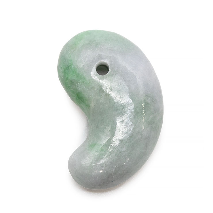 Itoigawa Jade【一点もの】勾玉 糸魚川翡翠 30mm 糸魚川翡翠の一点もの勾玉です。写真の現物をお届けします。ホワイトに近い地色に、ほのかに浮かぶグリーン。見る角度や裏表で表情を変える、印象深い一点です。澄んだ雰囲気をまとう神秘感じる勾玉成功と繁栄をもたらす霊石古代の人々にとって、緑色は豊穣や生命の存続・魂の再生をもたらす神聖な色でした。そのため緑色の宝石である翡翠には不思議な呪力があるとされ、古くから珍重されました。現代でも、魔除け・厄除けの石として親しまれています。また、翡翠は持ち主に人徳を与え、成功と末永い繁栄をもたらす石といわれています。仕事や恋愛など、あらゆる目標を成功へ導く手助けになってくれるかもしれませんsizeサイズ・産地について貴重な糸魚川翡翠の原石を、現地の職人が入念に研磨した逸品です。市場に出回ることが少ない、大変希少な勾玉です。粒サイズ：約31.4×19.8×9.6mm穴サイズ：約2.4mm産地：新潟県糸魚川市・写真と同一の商品をお届けします。（1粒）・撮影に照明を使用しています。・石の色合い・明るさはお手元の照明環境等によって異なって見える場合がございます。・オプションでペンダントへの対応が可能です。ご希望の場合は、ご注文の際にお好きな素材をお選びください。component使用している天然石勾玉 糸魚川翡翠 10〜30mmSize勾玉の紐について勾玉ペンダントのイメージこちらの商品は、紐のついたネックレスタイプ・紐の無いタイプのいずれかをご選択いただけます。紐は結び目をずらすことより、約40cm〜約80cmまでサイズが調節できる仕様になっております。4種類の紐の質感について紐の種類は上から順に、レザー（黒・茶）・コットンコード（黒・茶）がございます。Selected stone厳選された1粒1粒パスクルでは、3段階の厳しい検品を経た厳選素材のみを提供しています。天然石につき、色・模様はさまざまです。ご質問があればお問い合わせフォームよりご連絡ください。※注文商品に関するご要望は、カートの備考欄にご入力くださいHinoki Box神聖なケースでお届けヒノキの箱桧（ひのき）は日本の針葉樹中、材質が最も優れている木材としてとても有名です。伊勢神宮をはじめ日本最古の木造建築法隆寺など多くの神社仏閣の建材として古代より使われ続けています。日本人の心を映す神聖な「日本の木」で日本の大地で生まれ育った神聖な「日本の石」をお届けします。プレゼント用のラッピングを承っております。(無料)専用ケースの上からブラウンの包装紙でお包みいたしますので、そのままプレゼントにご利用いただけます。greetingcard想いを伝えるグリーティングカード封筒入りのグリーティングカードをご用意しています。大切な人への贈りものに、メッセージを添えませんか？料金：350円（税込）カラー：ホワイト／ブラウン※イベントシーズンには限定カードもお選びいただけます※メッセージの印字も可能です（最大15字×5行）ご希望の場合はカートページの備考欄にご入力ください。identification鑑別『安心をお届け』 - パスクルでは天然石を鑑別していますパスクルでは仕入れ時の連(ブレスレット)の中から、無作為でピックアップした粒を鑑別機関に依頼し鑑別しております。天然石の真の美しさ・価値を提供したい。そんな思いから、パスクルでは天然石の価値を追及しています。鑑別機関：日本彩珠宝石研究所糸魚川翡翠の鑑別商品に鑑別書は付属しておりません。個別に行う鑑別には別途料金が必要です。※公開用の鑑別書について、仕入れ時の連（ブレスレット）の中から無作為でピックアップした粒（鑑別書写真の現品）が対象になります。使用する天然石はこの限りではありませんのでご注意ください。